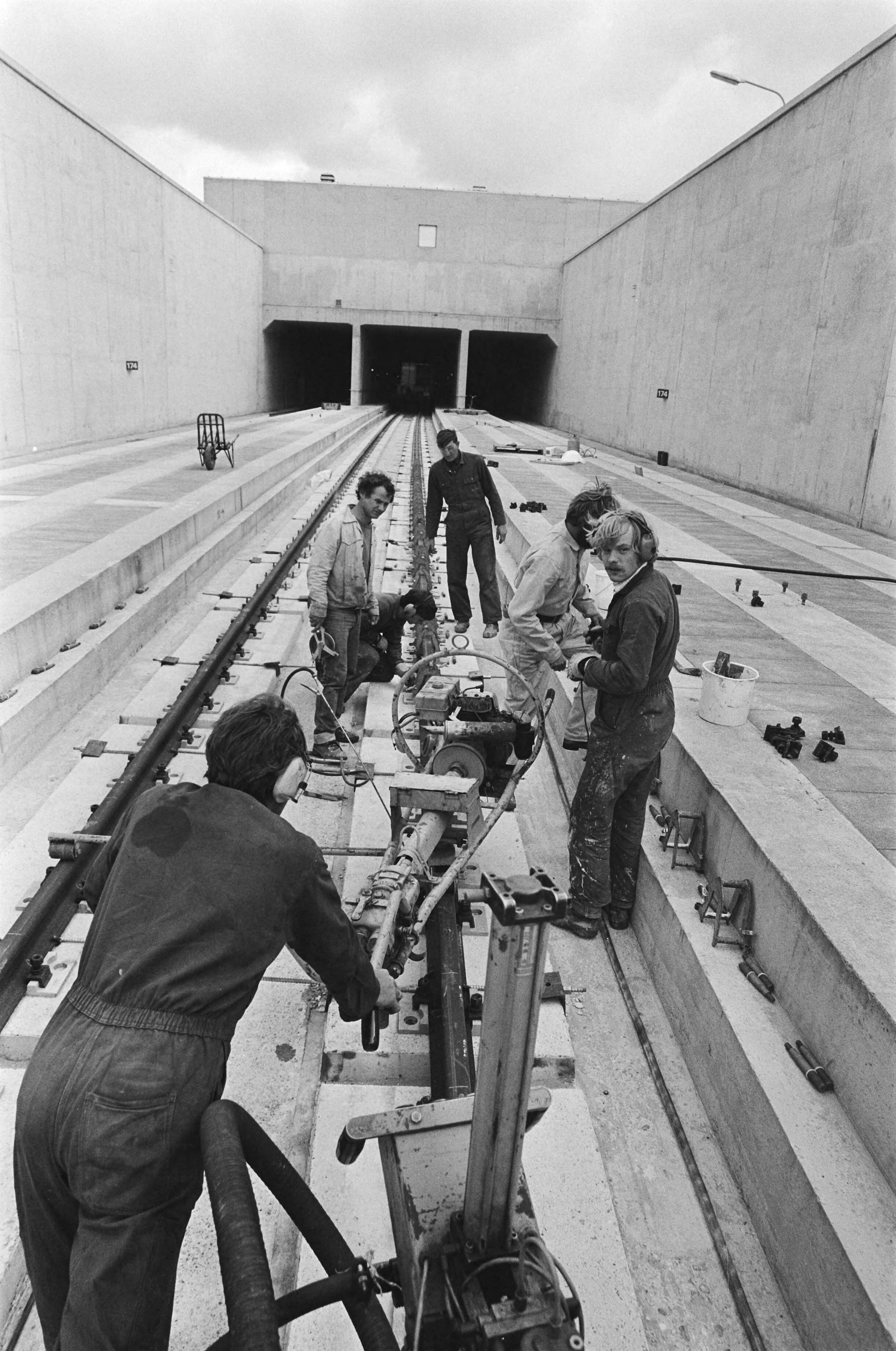Fotocollectie Anefo — Open dag zaterdag a.s. bij de Hemspoortunnel, de spoorverbinding Amsterdam, Zaandam die in mei 1983 gereed zal zijn; — Foto: Antonisse, Marcel / Anefo. Licentie: Set B: Rechtenvrij / Publiek Domein. Bron: Nationaal Archief. http://hdl.handle.net/10648/acfe1456-d0b4-102d-bcf8-003048976d84