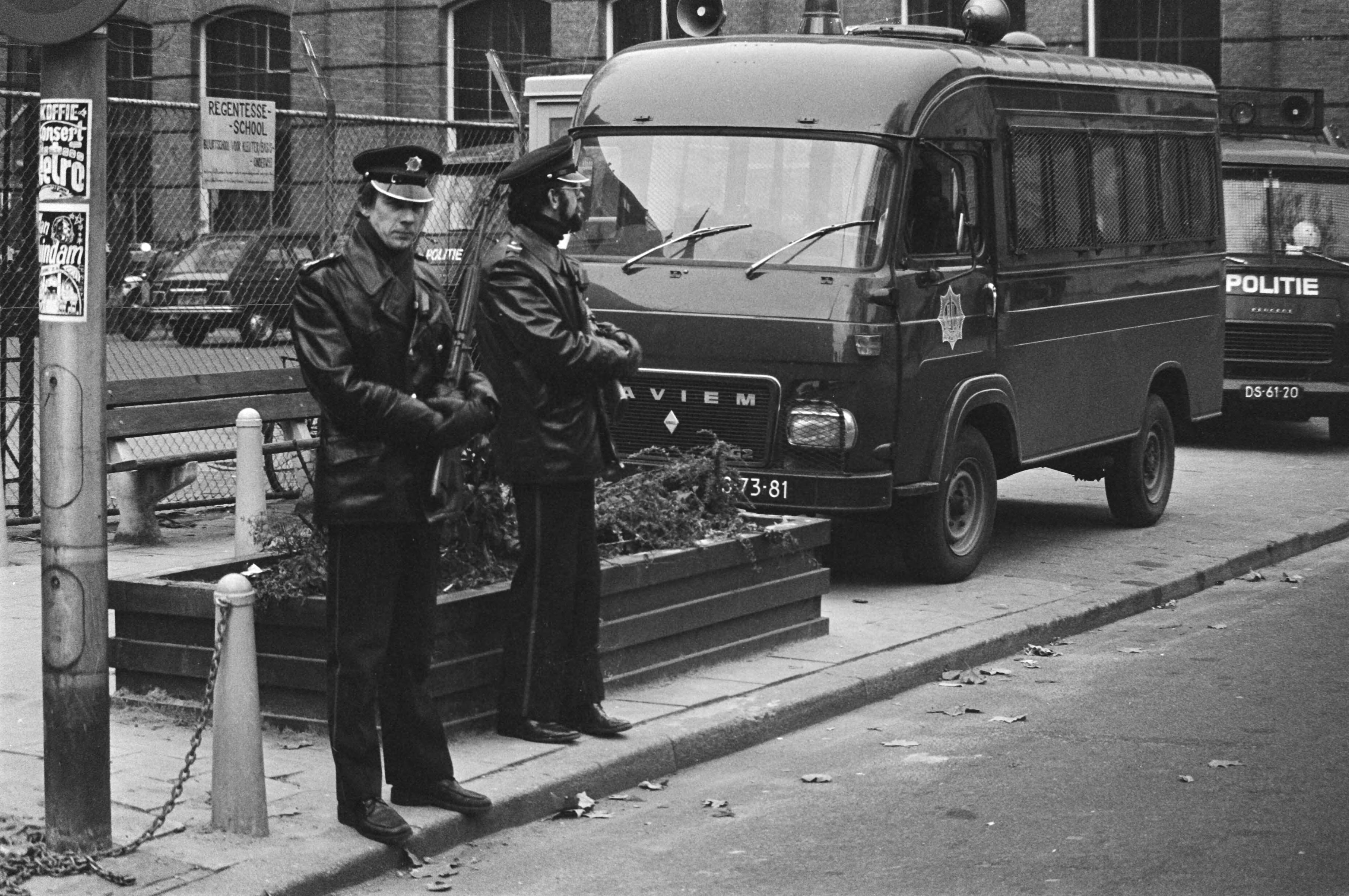 Fotocollectie Anefo — Proces tegen RAF-lid Kurt Folkerts in Utrecht; politiebewaking — Foto: Peters, Hans / Anefo. Licentie: Set B: Rechtenvrij / Publiek Domein. Bron: Nationaal Archief. http://hdl.handle.net/10648/aca7bee4-d0b4-102d-bcf8-003048976d84