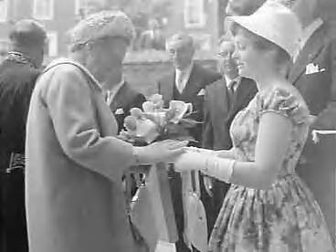 Bezoek van koningin Juliana aan Middelburg en Katseveer (1960) — Koningin Juliana bezoekt Middelburg. Aanbieden van bloemen — Foto: Rossem, Wim van / Anefo. Licentie: Set B: Rechtenvrij / Publiek Domein. Bron: Nationaal Archief. http://hdl.handle.net/10648/a9aeef00-d0b4-102d-bcf8-003048976d84