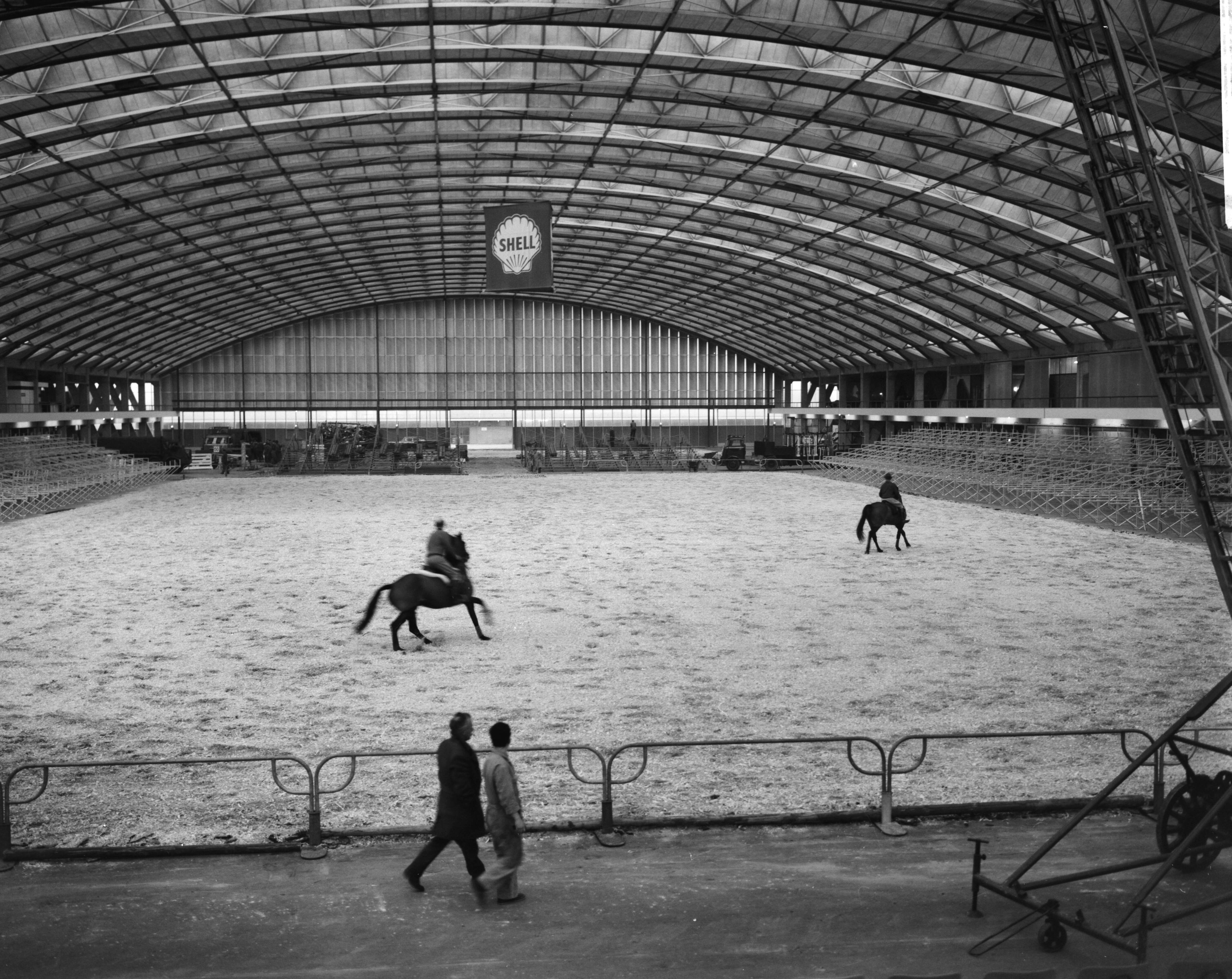 Fotocollectie Anefo — Voorbereidingen voor het Indoor Concours Hippique "Jumping Amsteram" in de Europahal van de RAI te Amsterdam — Foto: Rossem, Wim van / Anefo. Licentie: Set B: Rechtenvrij / Publiek Domein. Bron: Nationaal Archief. http://hdl.handle.net/10648/a9ee2260-d0b4-102d-bcf8-003048976d84