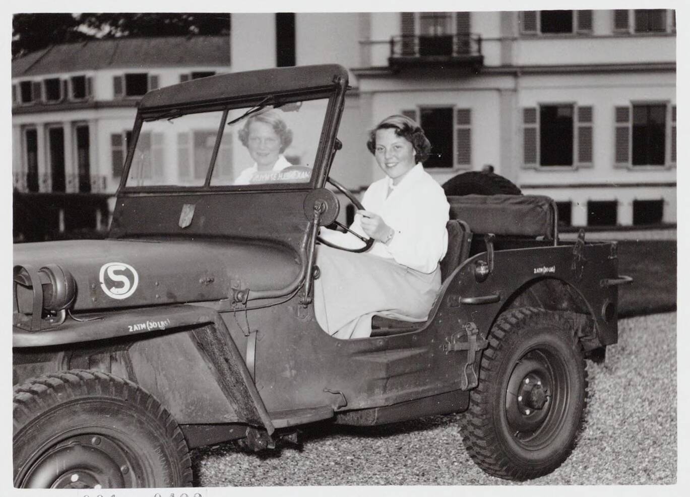 Fotocollectie RVD / Koninklijk Huis — Prinses Beatrix en prinses Irene in een jeep bij Paleis Soestdijk — Foto: Reijken, Tiemen van der / RVD. Licentie: Set B: Rechtenvrij / Publiek Domein. Bron: Nationaal Archief. http://hdl.handle.net/10648/afb02fcc-d0b4-102d-bcf8-003048976d84
