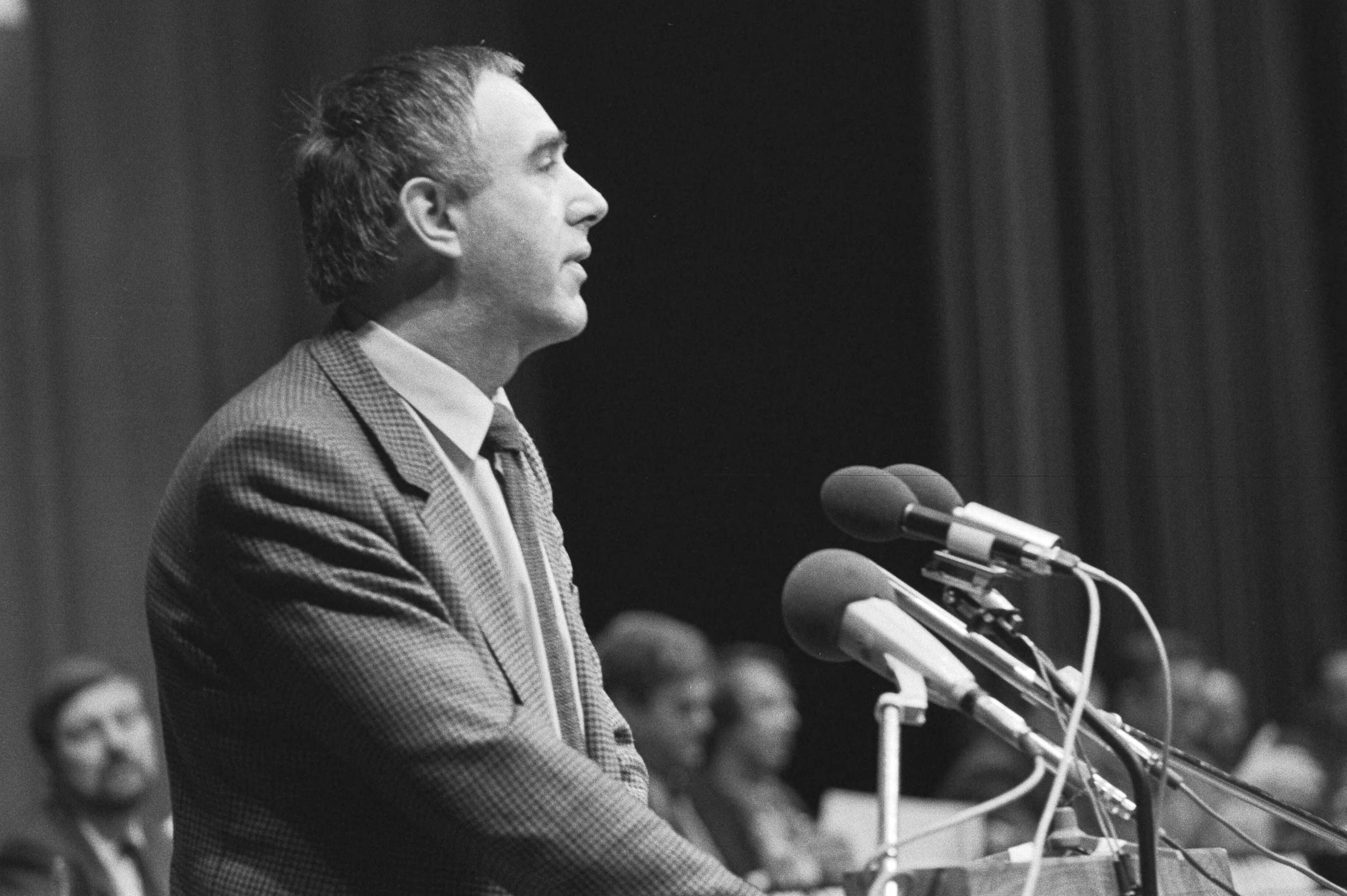 Fotocollectie Anefo — Fusie congres CDA in Den Haag , De Boer aan het woord — Foto: Antonisse, Marcel / Anefo. Licentie: Set B: Rechtenvrij / Publiek Domein. Bron: Nationaal Archief. http://hdl.handle.net/10648/acea958e-d0b4-102d-bcf8-003048976d84
