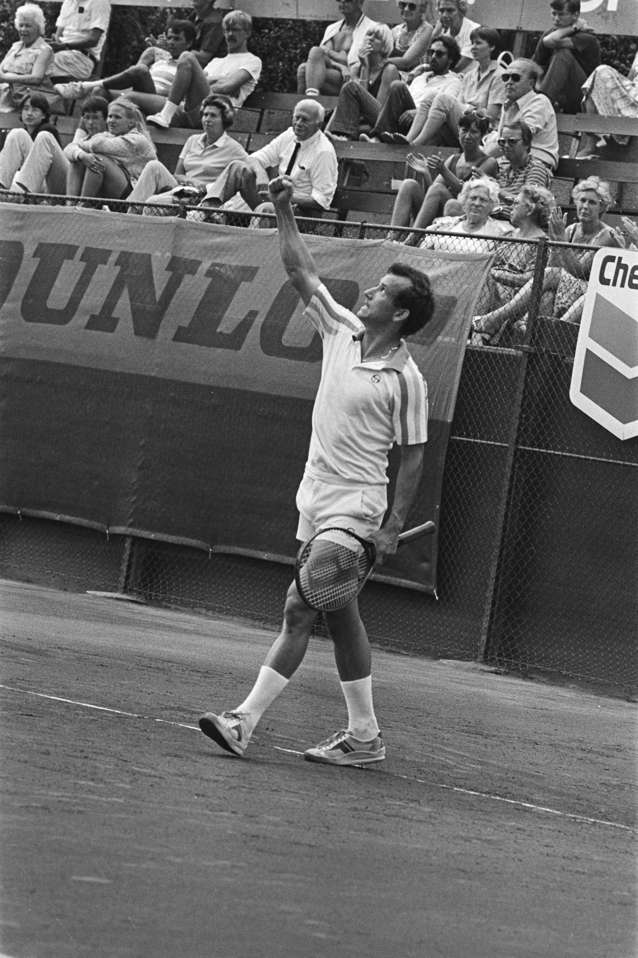 Fotocollectie Anefo — Nationale tenniskampioenschappen, Scheveningen; Sie juicht na Wilborts te hebben verslagen — Foto: Bogaerts, Rob / Anefo. Licentie: Set B: Rechtenvrij / Publiek Domein. Bron: Nationaal Archief. http://hdl.handle.net/10648/ad1c6226-d0b4-102d-bcf8-003048976d84