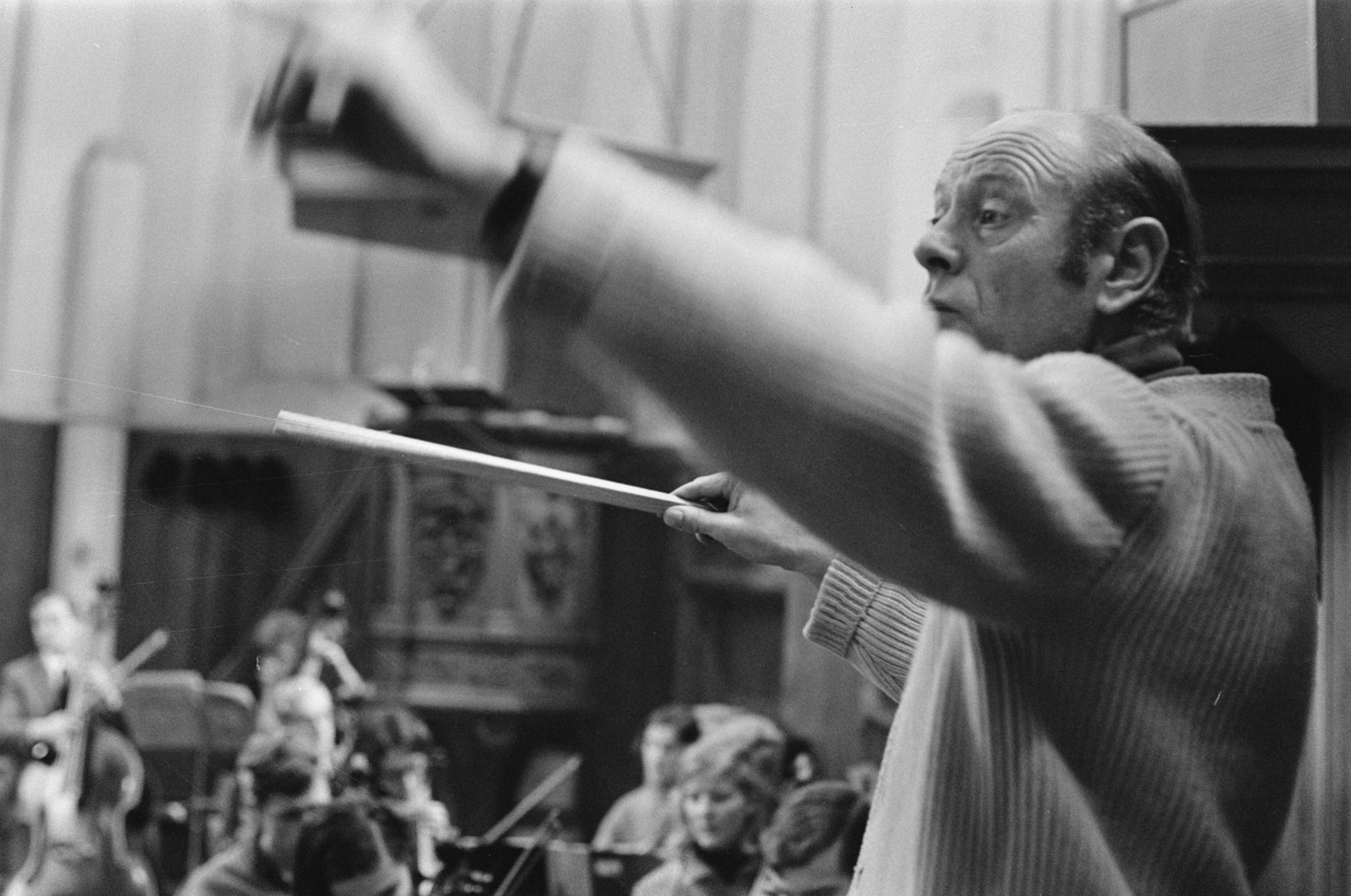 Fotocollectie Anefo — Nederlands Studenten Orkest repeteert in Ruine kerk te Bergen. Nummer 24 Dirigent Jan Brussen , nummers 25.26 Overzicht — Foto: Verhoeff, Bert / Anefo. Licentie: Set B: Rechtenvrij / Publiek Domein. Bron: Nationaal Archief. http://hdl.handle.net/10648/ab87d922-d0b4-102d-bcf8-003048976d84