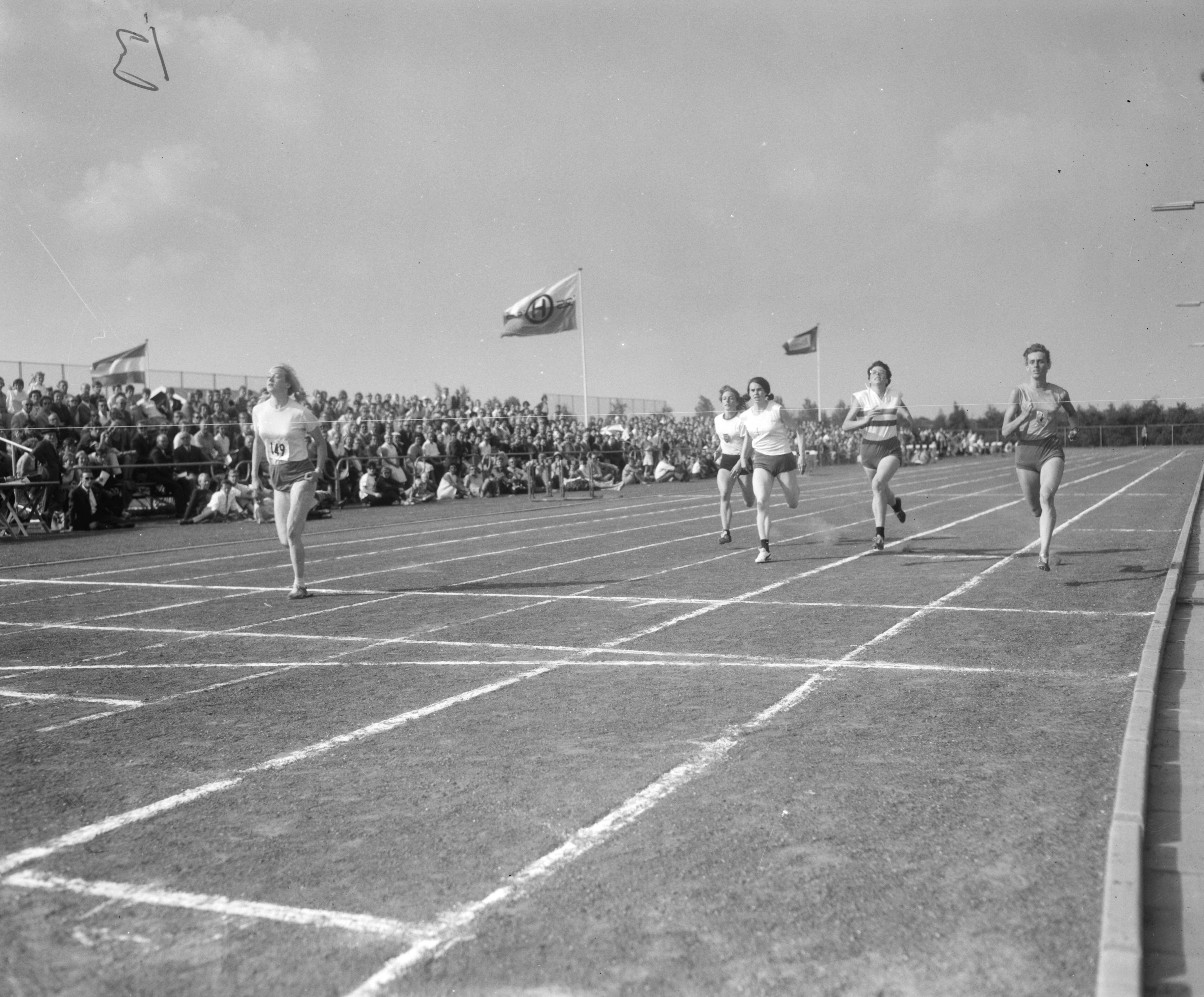 Fotocollectie Anefo — Nationale Atletiekwedstrijden te Haarlem, finish 200 met dames, Corrie Bakker (eerste) geheel links twee Brehm, drie Jansen, vier Louer — Foto: Bilsen, Joop van / Anefo. Licentie: Set B: Rechtenvrij / Publiek Domein. Bron: Nationaal Archief. http://hdl.handle.net/10648/aaf7292c-d0b4-102d-bcf8-003048976d84