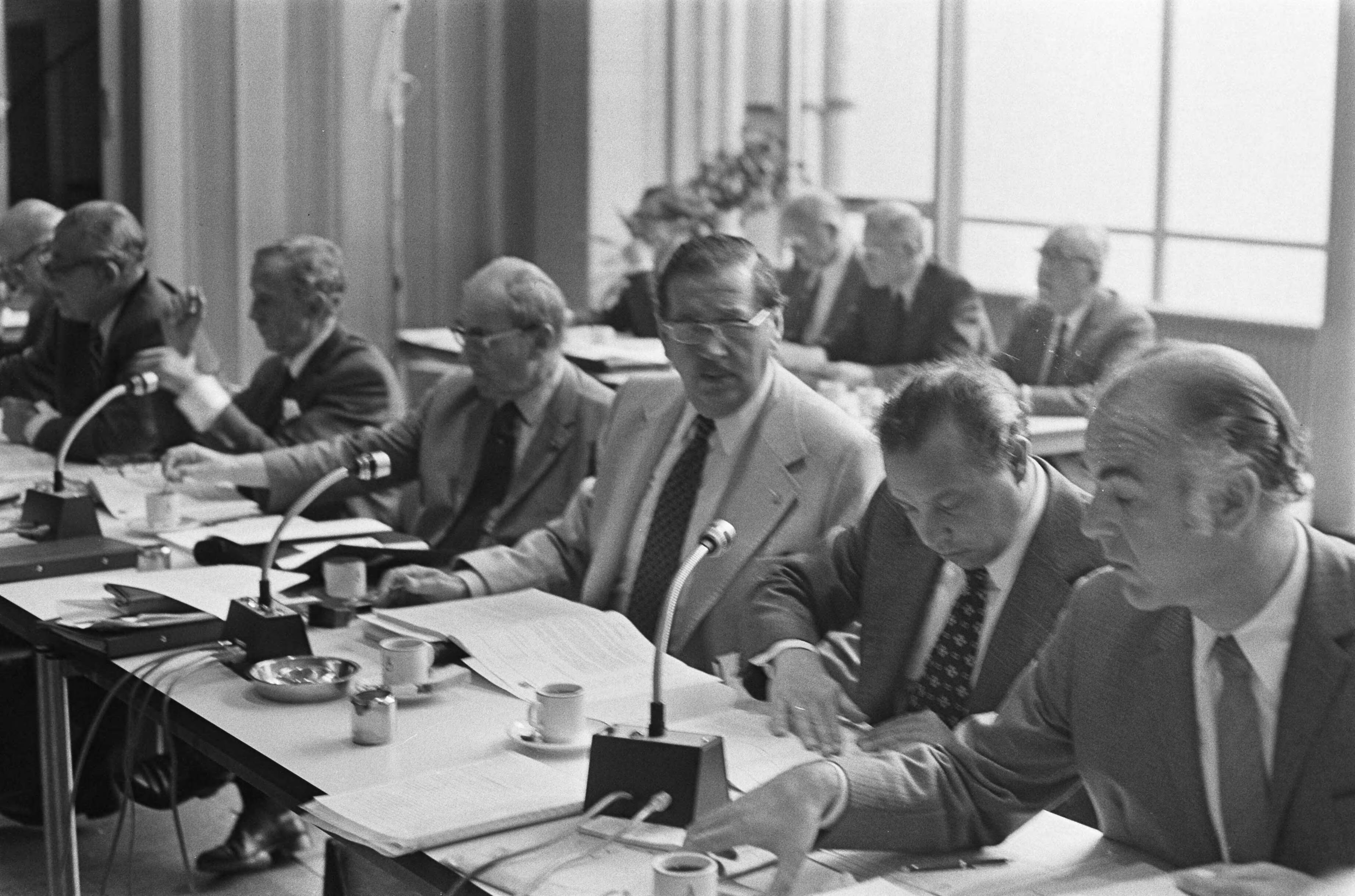 Fotocollectie Anefo — Openbare vergadering NOS-bestuur in VARA-studio in Hilversum overzicht bestuursvergadering — Foto: Peters, Hans / Anefo. Licentie: Set B: Rechtenvrij / Publiek Domein. Bron: Nationaal Archief. http://hdl.handle.net/10648/ac5524b8-d0b4-102d-bcf8-003048976d84