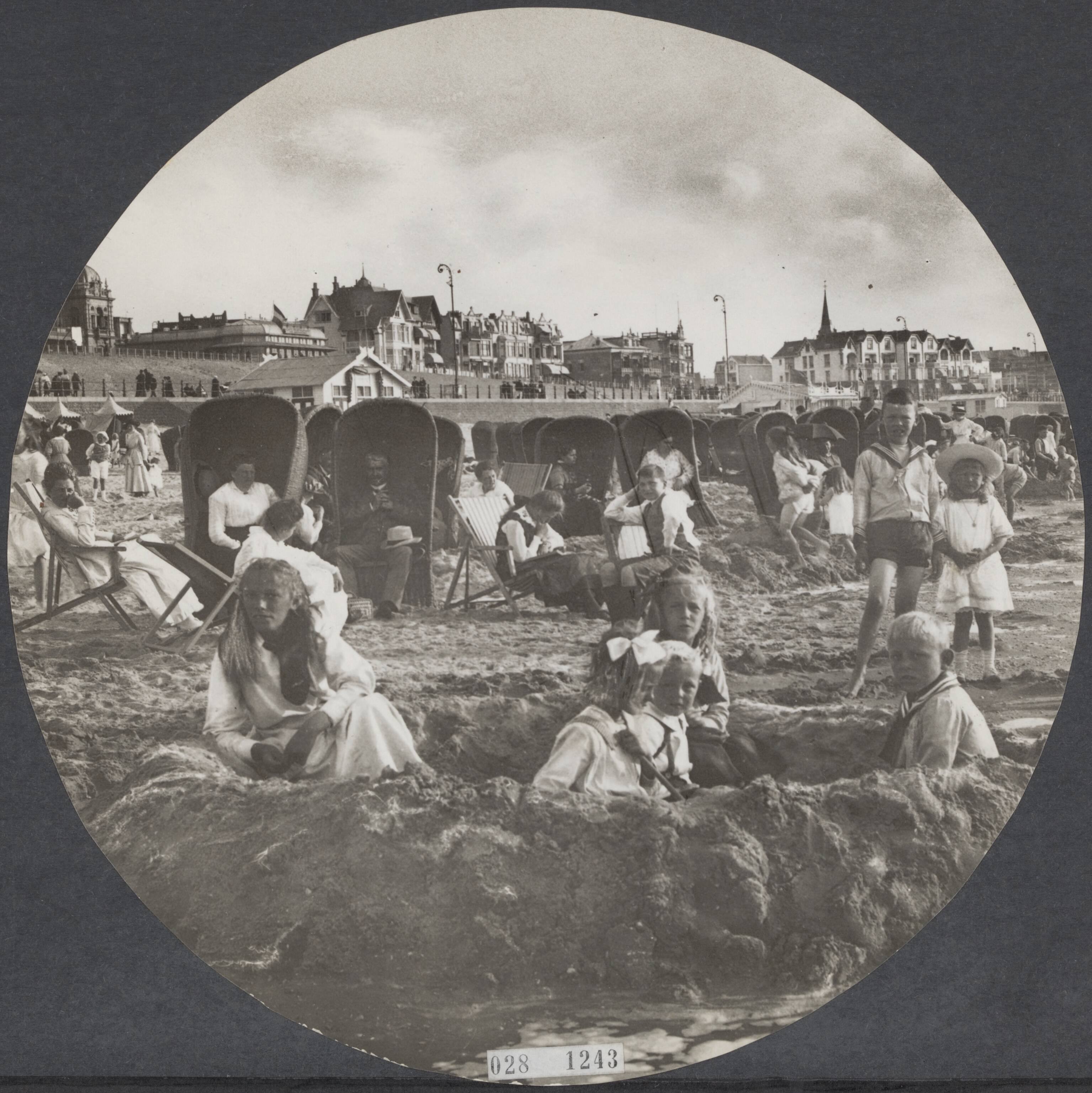Fotocollectie Elsevier Binnenland — Kinderen op het strand van Scheveningen — Foto: Onbekend / Publiek Domein of Rechtenvrij. Licentie: Set B: Rechtenvrij / Publiek Domein. Bron: Nationaal Archief. http://hdl.handle.net/10648/ade02f4e-d0b4-102d-bcf8-003048976d84
