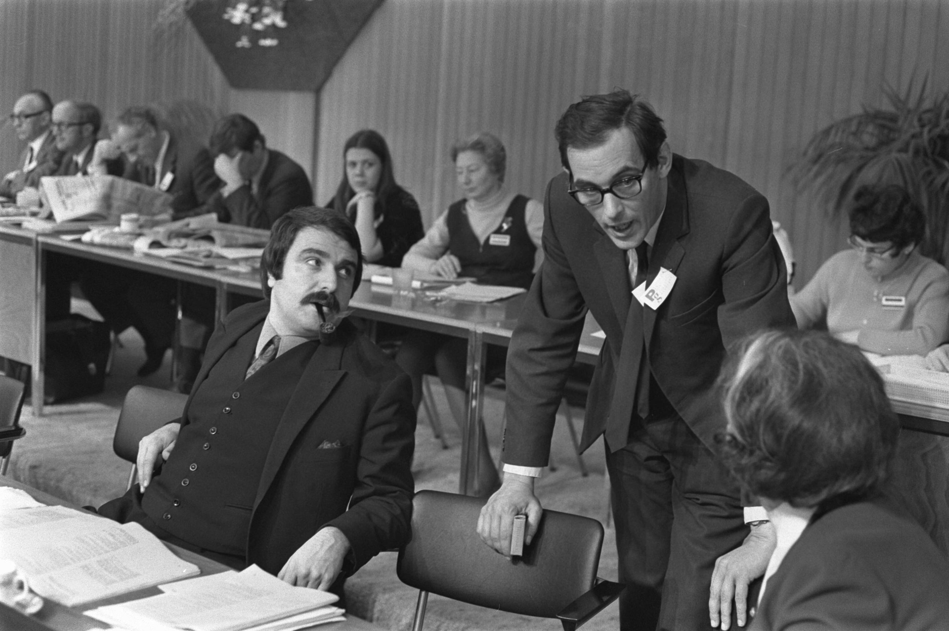 Fotocollectie Anefo — PVDA-congres tweede dag te Groningen. Links André van der Louw, staand Han Lammers — Foto: Evers, Joost / Anefo. Licentie: Set B: Rechtenvrij / Publiek Domein. Bron: Nationaal Archief. http://hdl.handle.net/10648/ab89937a-d0b4-102d-bcf8-003048976d84