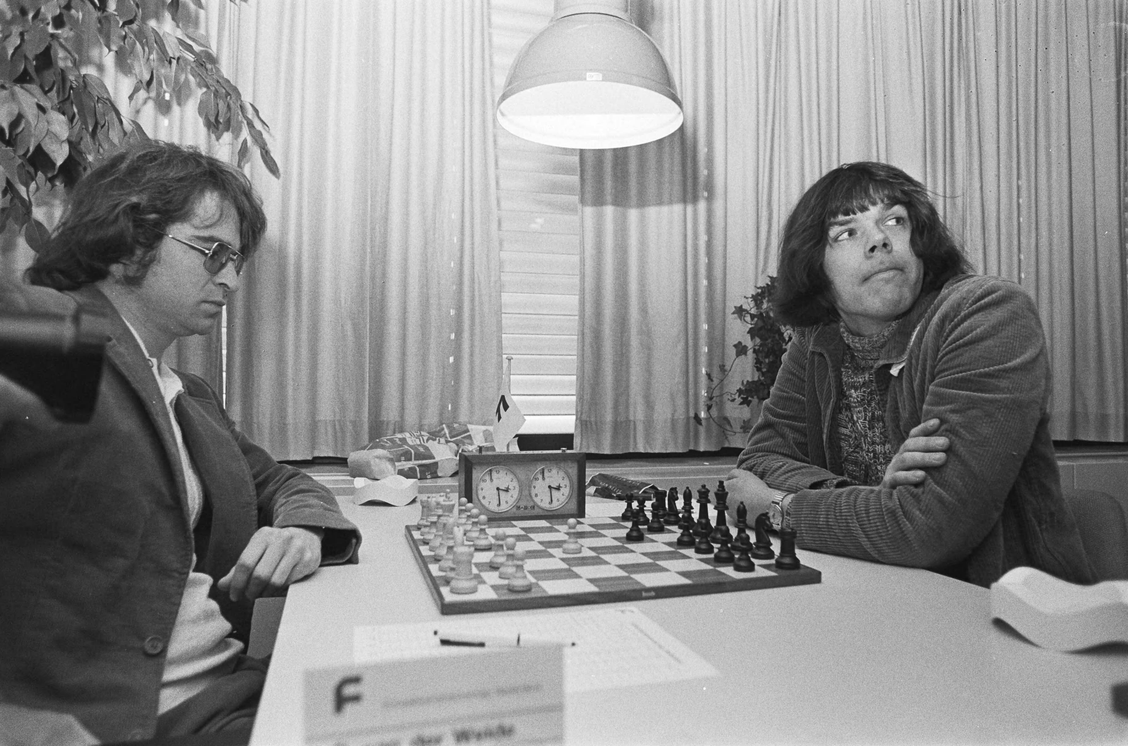Nederlandse kampioenschappen schaken in Leeuwarden — Gert Ligterink en John van der Wiel in aktie — Foto: Croes, Rob C. / Anefo. Licentie: Set B: Rechtenvrij / Publiek Domein. Bron: Nationaal Archief. http://hdl.handle.net/10648/acc5d1c2-d0b4-102d-bcf8-003048976d84