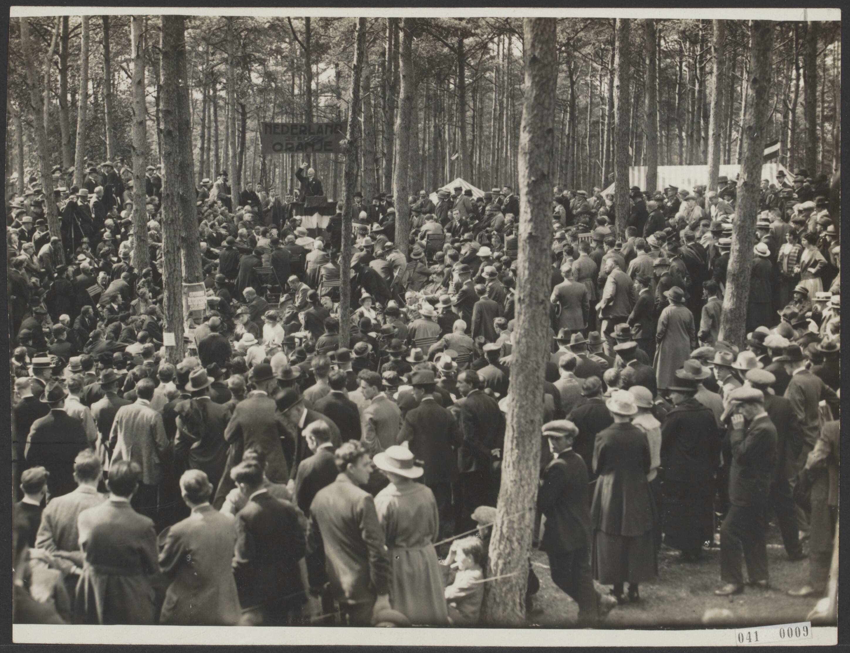 Fotocollectie Elsevier Binnenland — Bijeenkomst van de Anti-Revolutionaire Partij te Bilthoven. Minister (van Financiën) H. Colijn houdt een rede — Foto: N.V. Vereenigde Fotobureaux. Licentie: Set B: Rechtenvrij / Publiek Domein. Bron: Nationaal Archief. http://hdl.handle.net/10648/adf5c0ca-d0b4-102d-bcf8-003048976d84