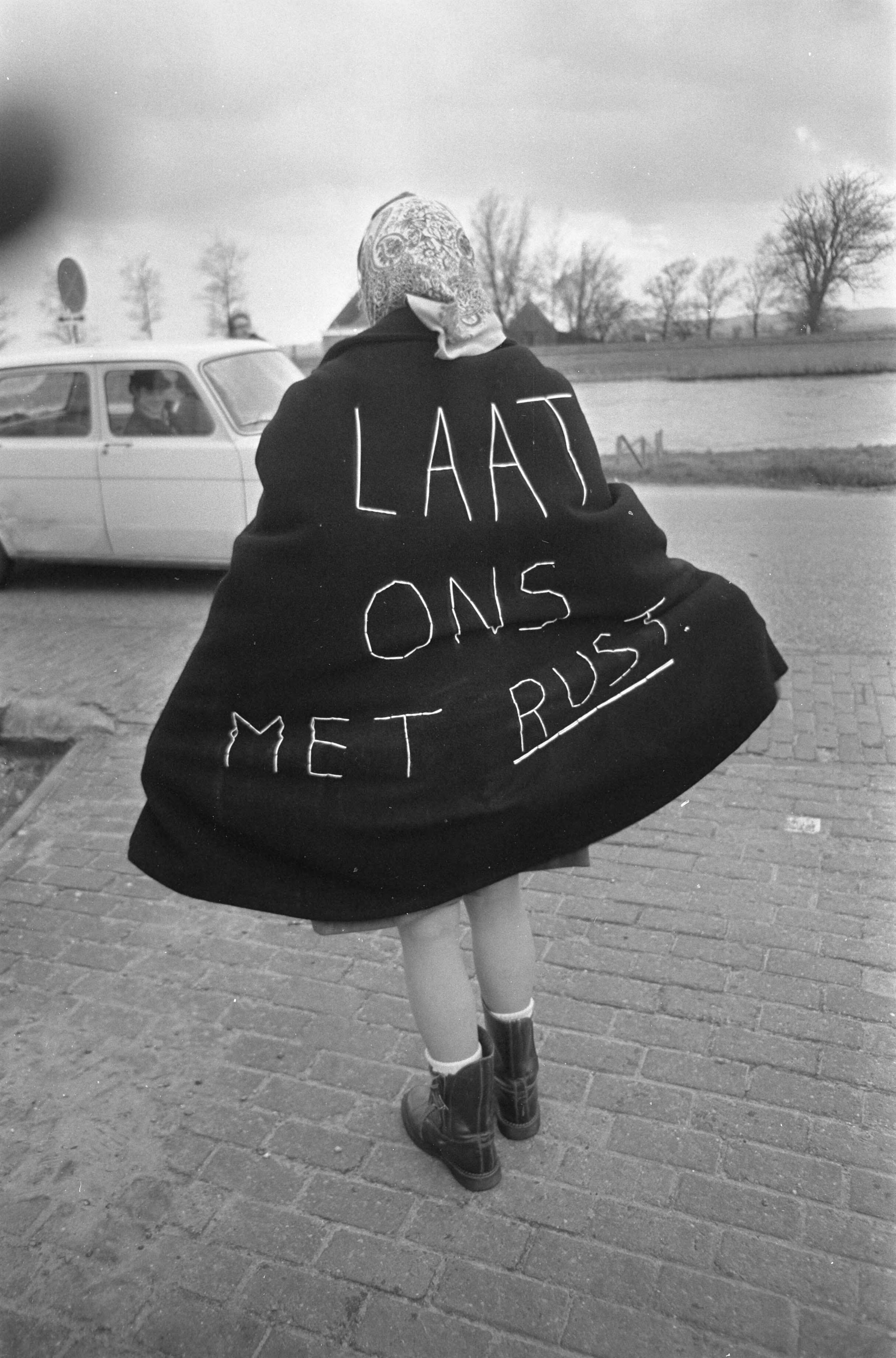 Fotocollectie Anefo — Demonstratie tegen annexatie van Koedijk en St. Pancras door Alkmaar leus op mantel — Foto: Nijs, Jac. de / Anefo. Licentie: Set B: Rechtenvrij / Publiek Domein. Bron: Nationaal Archief. http://hdl.handle.net/10648/ab5cd8c6-d0b4-102d-bcf8-003048976d84
