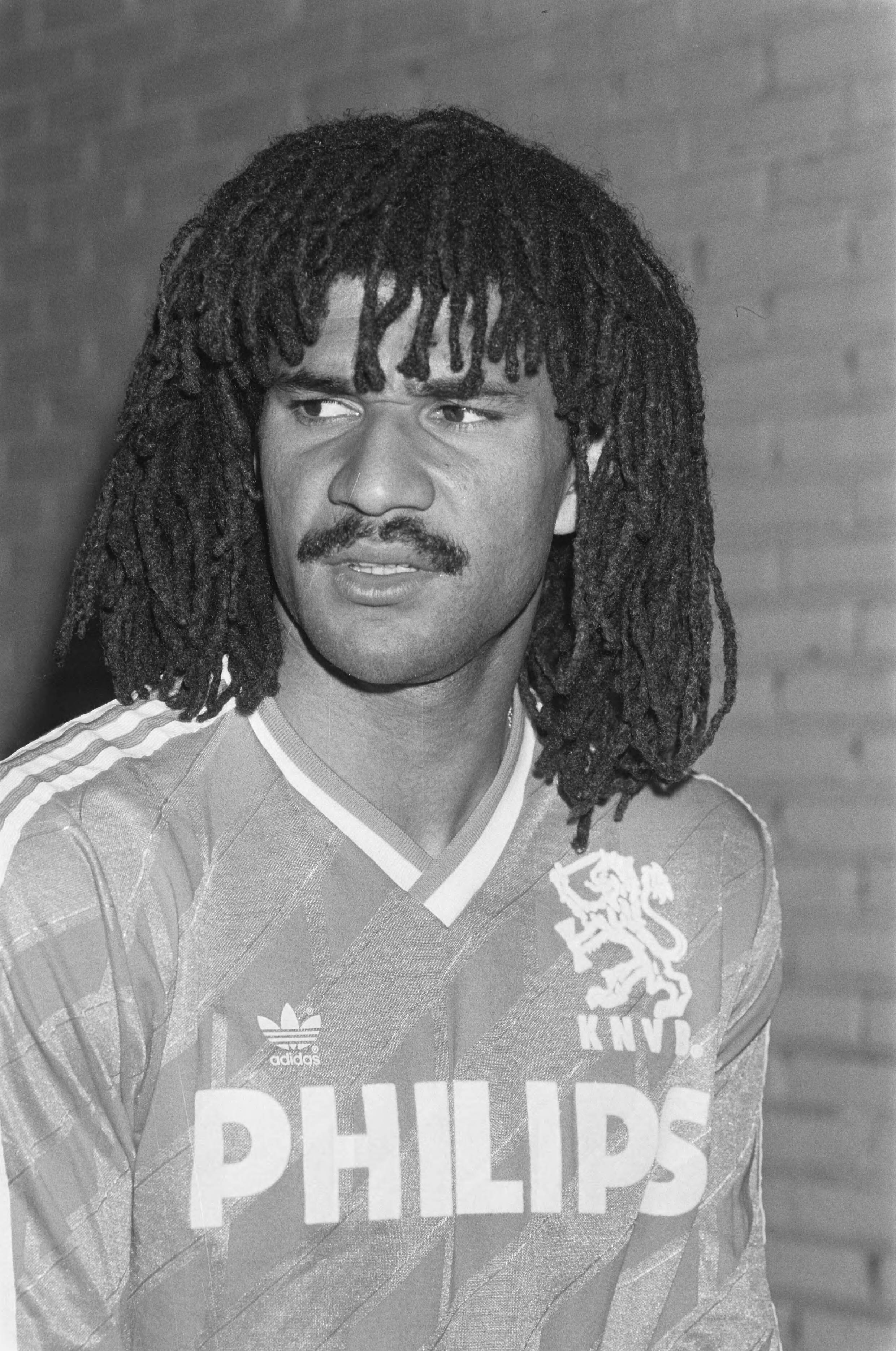 Fotocollectie Anefo — Selectie Nederlands elftal in Zeist; Ruud Gullit , kop — Foto: Croes, Rob C. / Anefo. Licentie: Set B: Rechtenvrij / Publiek Domein. Bron: Nationaal Archief. http://hdl.handle.net/10648/ad6973fe-d0b4-102d-bcf8-003048976d84