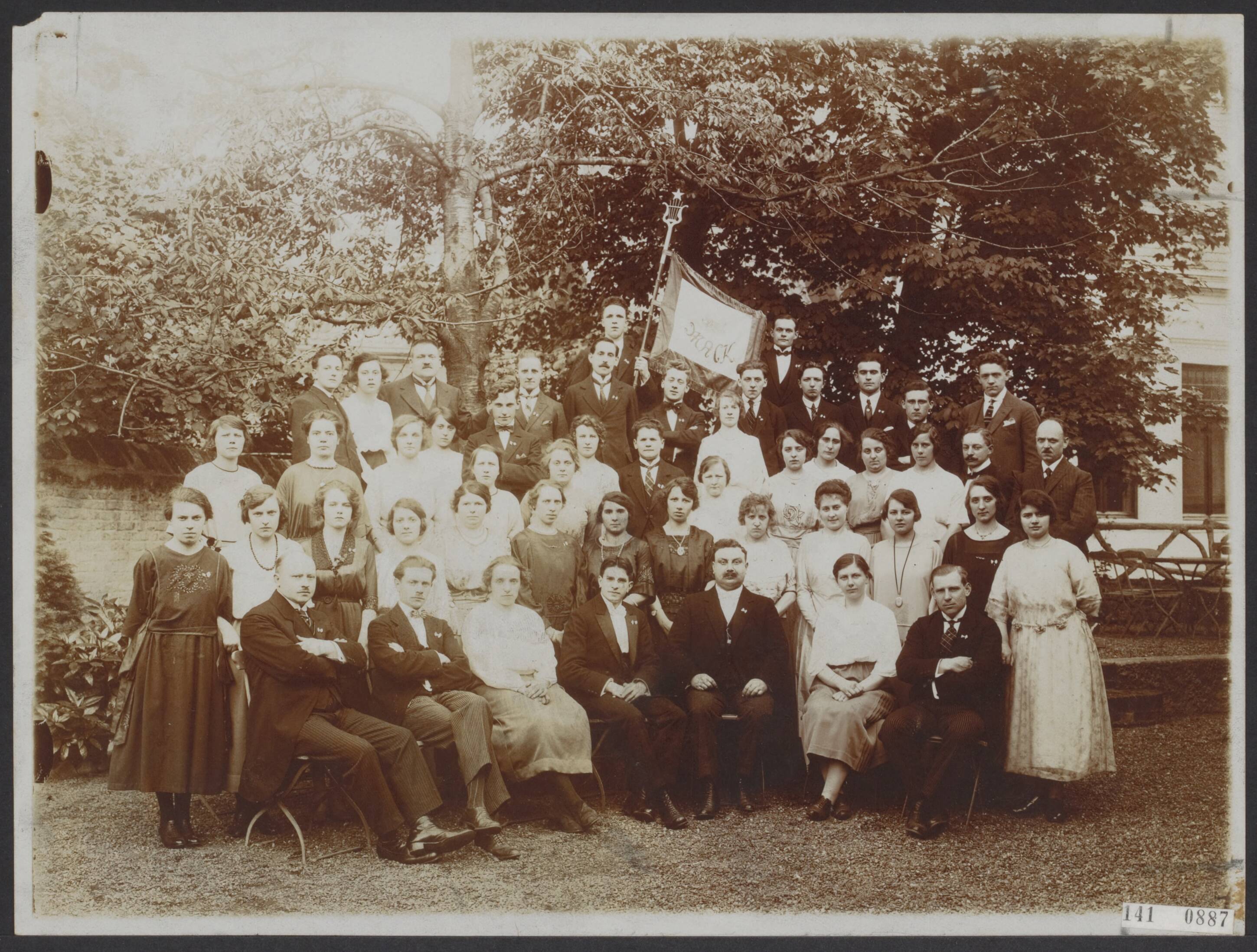 Fotocollectie Elsevier Binnenland — A Capella Koor van Maastricht met dirigent P. Heusschen (midden voor) — Foto: Onbekend / Publiek Domein of Rechtenvrij. Licentie: Set B: Rechtenvrij / Publiek Domein. Bron: Nationaal Archief. http://hdl.handle.net/10648/ae32641c-d0b4-102d-bcf8-003048976d84