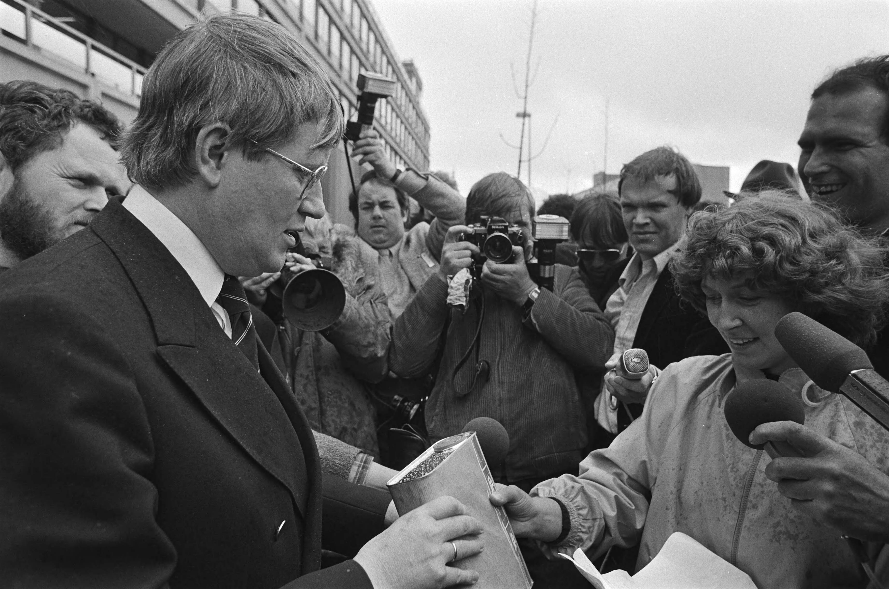 Fotocollectie Anefo — Demonstratie in Den Haag — Foto: Suyk, Koen / Anefo. Licentie: Set B: Rechtenvrij / Publiek Domein. Bron: Nationaal Archief. http://hdl.handle.net/10648/acde9ca2-d0b4-102d-bcf8-003048976d84