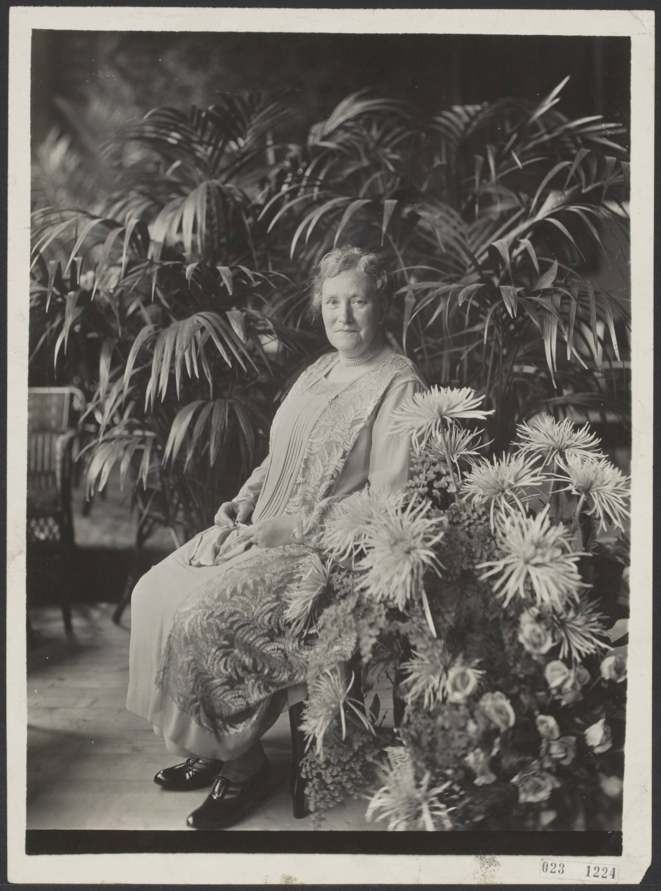 Fotocollectie Elsevier Binnenland — Op zaterdag 10 september 1927 viert mej. Berdenis van Berlekom, directrice van de Middelbare School voor Meisjes te Haarlem, haar 25-jarig jubileum — Foto: N.V. Vereenigde Fotobureaux. Licentie: Set B: Rechtenvrij / Publiek Domein. Bron: Nationaal Archief. http://hdl.handle.net/10648/add65db6-d0b4-102d-bcf8-003048976d84