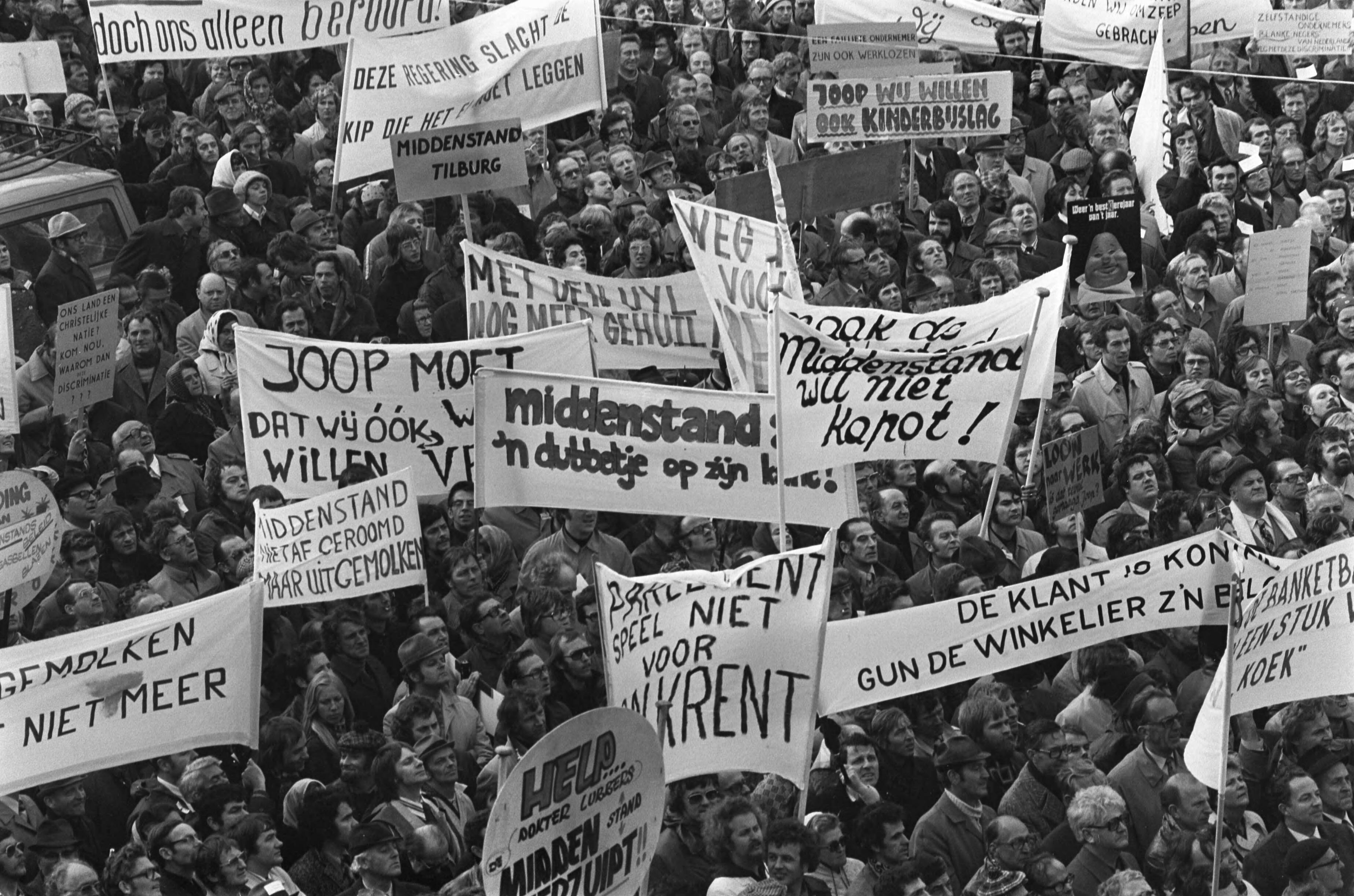 Fotocollectie Anefo — Middenstanders demonstreren op Binnenhof in Den Haag voor betere voorzieningen; demonstranten met borden op Binnenhof — Foto: Mieremet, Rob / Anefo. Licentie: Set B: Rechtenvrij / Publiek Domein. Bron: Nationaal Archief. http://hdl.handle.net/10648/ac58fb06-d0b4-102d-bcf8-003048976d84