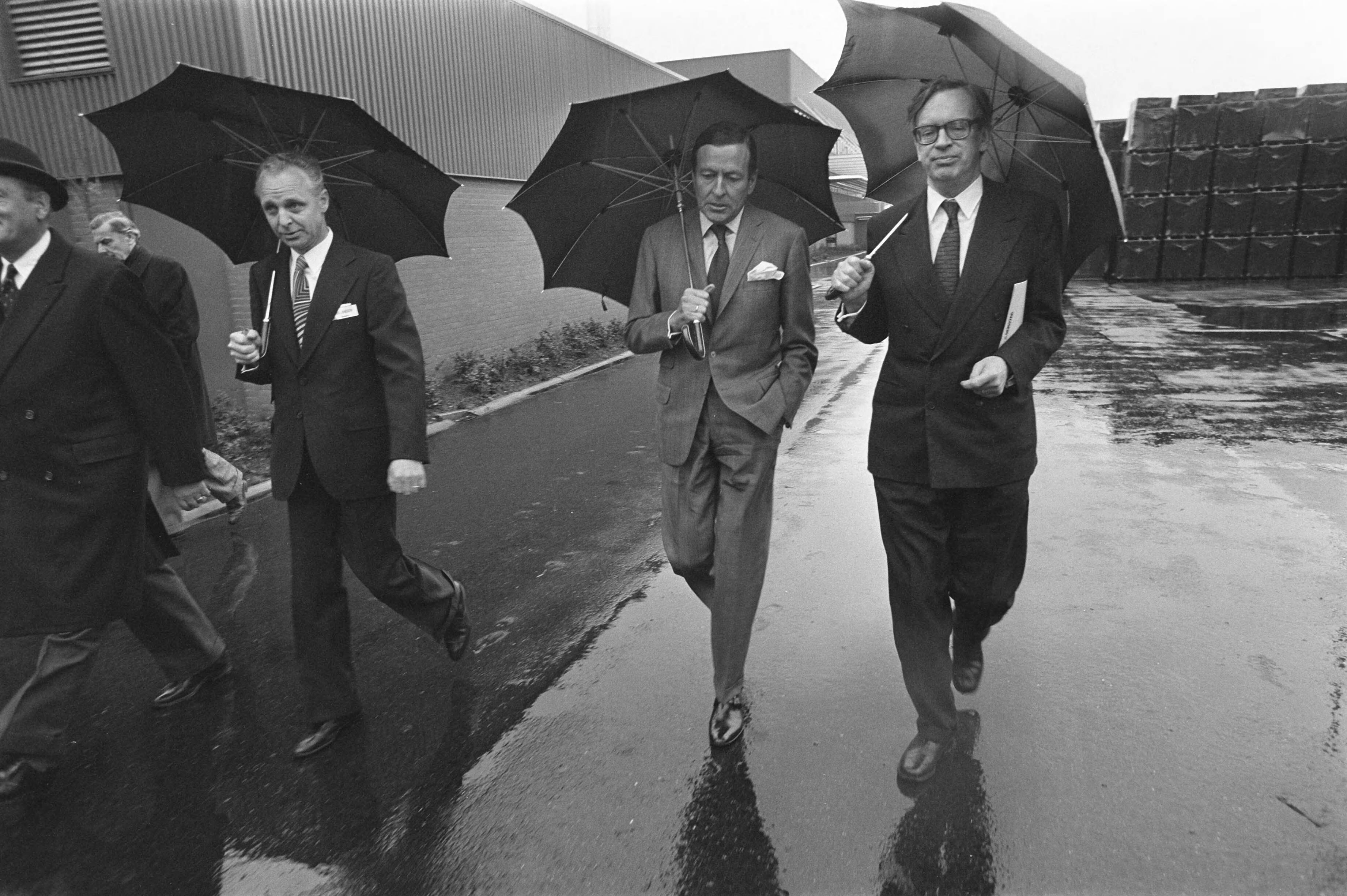 Fotocollectie Anefo — Prins Claus bij opening Trelleborg in Hoogezond (Groningen); Prins Claus tijdens rondgang door fabriek (buiten) — Foto: Mieremet, Rob / Anefo. Licentie: Set B: Rechtenvrij / Publiek Domein. Bron: Nationaal Archief. http://hdl.handle.net/10648/ac5b7912-d0b4-102d-bcf8-003048976d84