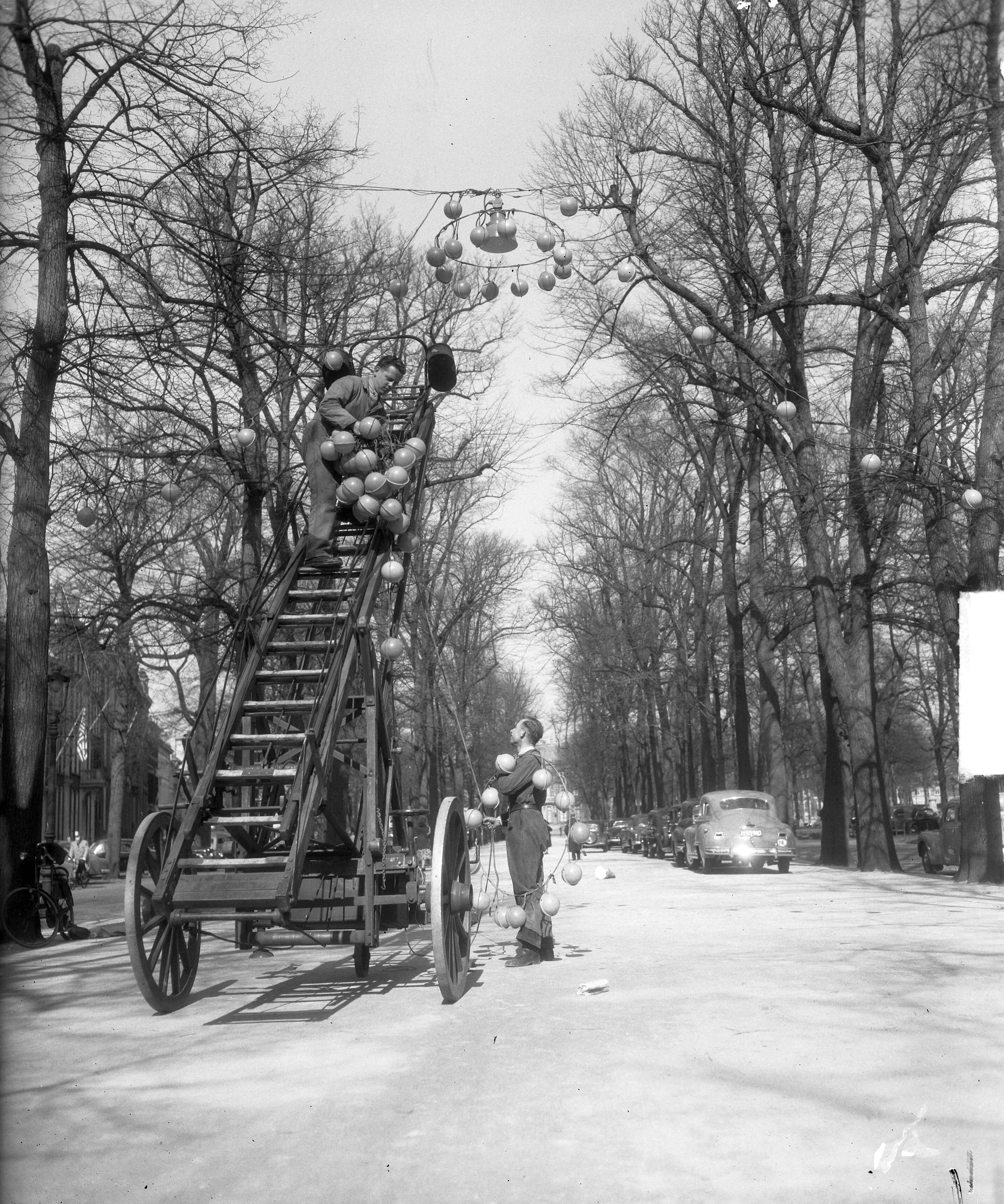 Fotocollectie Anefo — Oranjebollen verlichting in Den Haag — Foto: Duinen, H. van / Anefo. Licentie: Set B: Rechtenvrij / Publiek Domein. Bron: Nationaal Archief. http://hdl.handle.net/10648/a8e984d6-d0b4-102d-bcf8-003048976d84