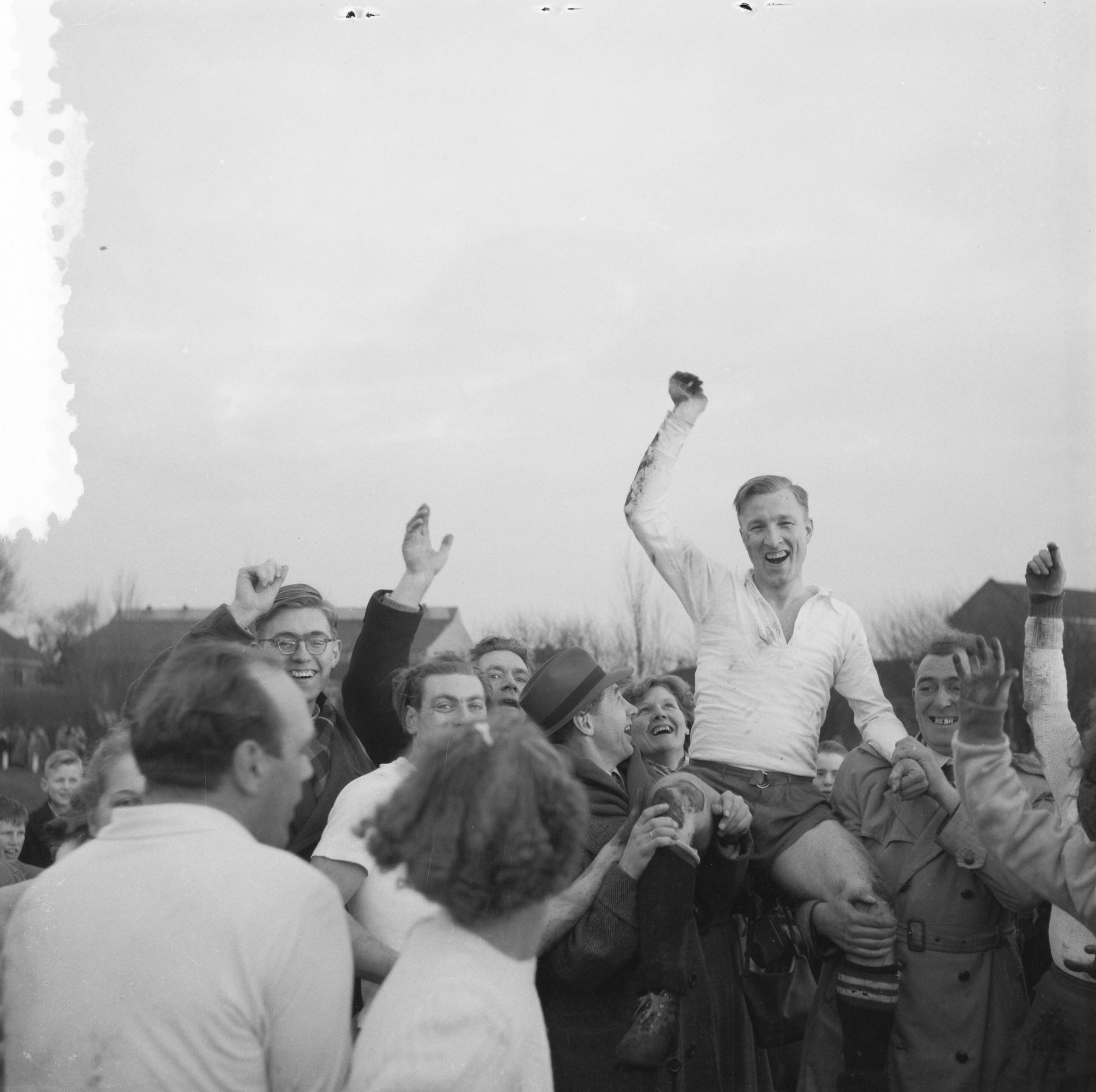 Fotocollectie Anefo — Korfbal. Koog Zaandijk tegen Westerkwartier 4-7. Aanvoerder Stoeltie van Westerkwartier op de schouders van supporters — Foto: Noske, J.D. / Anefo. Licentie: Set B: Rechtenvrij / Publiek Domein. Bron: Nationaal Archief. http://hdl.handle.net/10648/a8f42990-d0b4-102d-bcf8-003048976d84
