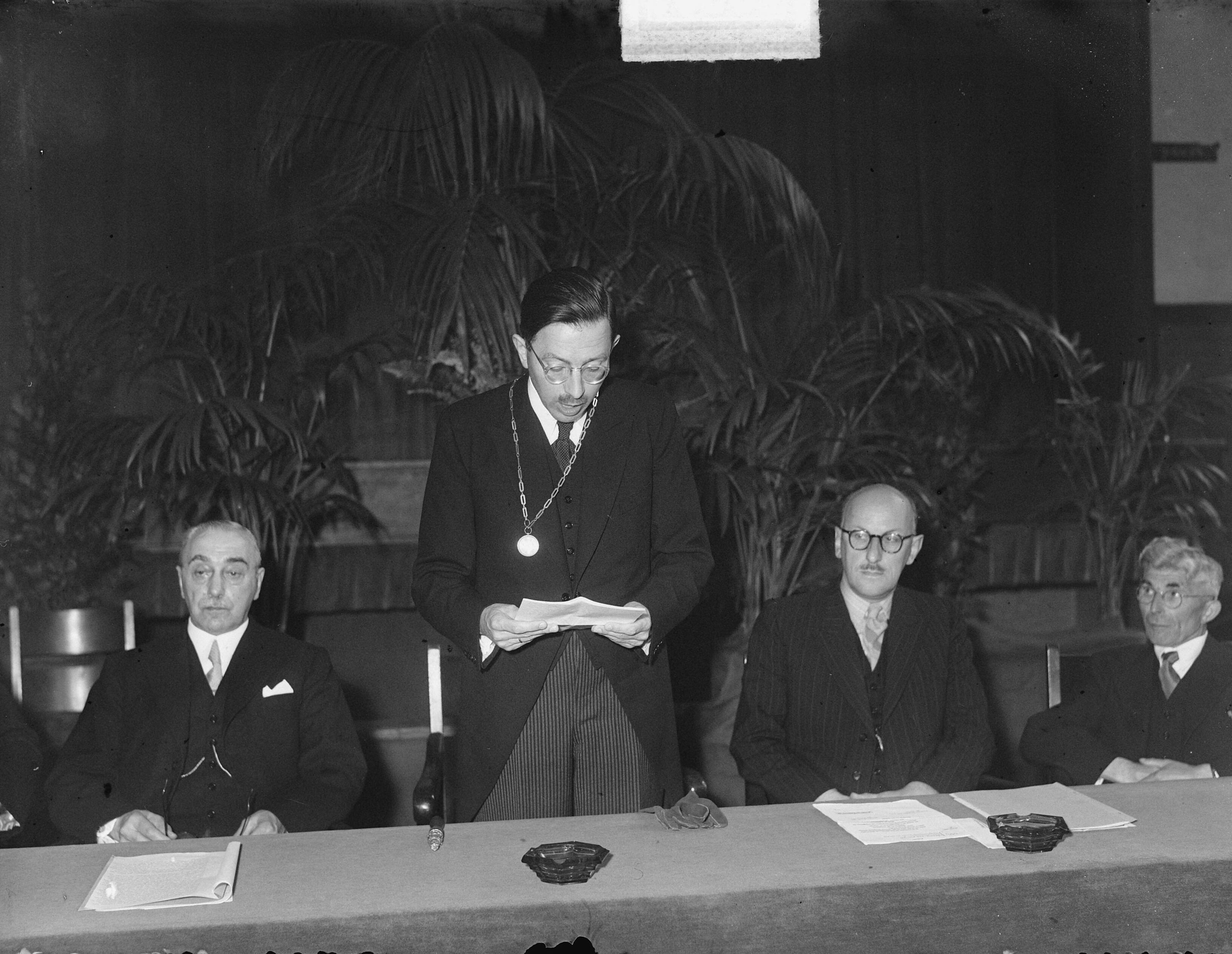 Fotocollectie Anefo — Installatie mr. rr. N. Bolkestein tot burgemeester van Middelburg — Foto: Pot, Harry / Anefo. Licentie: Set B: Rechtenvrij / Publiek Domein. Bron: Nationaal Archief. http://hdl.handle.net/10648/a8db4b82-d0b4-102d-bcf8-003048976d84