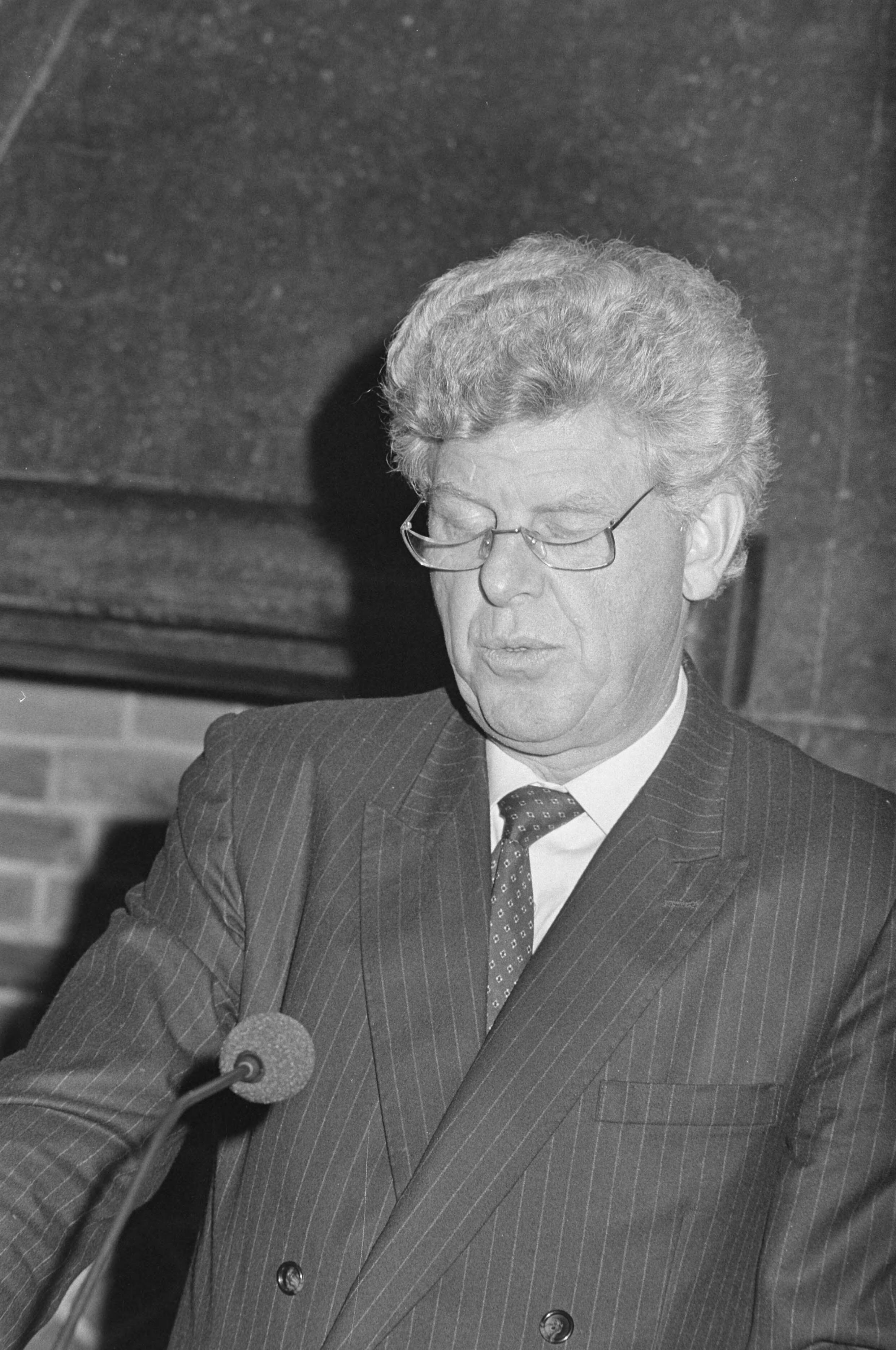 Fotocollectie Anefo — Uitreiking Koning Willem I Plaquettes 1987 in Den Haag door Prins Claus ; 6, 7: Duisenburg, kop, 8, 9 Ruding, kop — Foto: Bogaerts, Rob / Anefo. Licentie: Set B: Rechtenvrij / Publiek Domein. Bron: Nationaal Archief. http://hdl.handle.net/10648/ad610958-d0b4-102d-bcf8-003048976d84