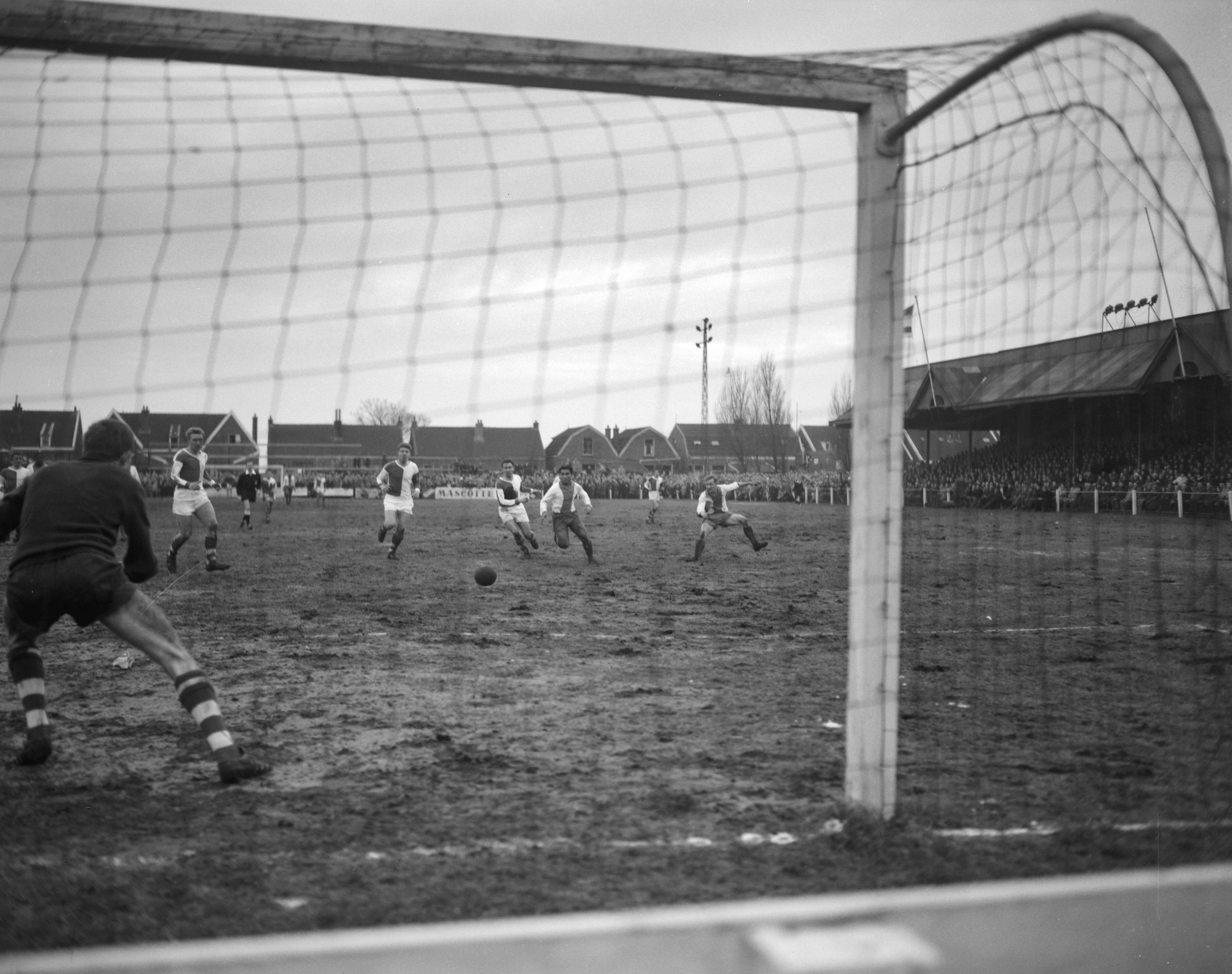 Fotocollectie Anefo — Voetbal. ZFC tegen Elinkwijk 1-2. Spelmoment voor het doel van ZFC. In het midden Joseph Siahaya (Elinkwijk), rechts Jan de Jongh (Elinkwijk) — Foto: Bilsen, Joop van / Anefo. Licentie: Set B: Rechtenvrij / Publiek Domein. Bron: Nationaal Archief. http://hdl.handle.net/10648/a9f74a7a-d0b4-102d-bcf8-003048976d84