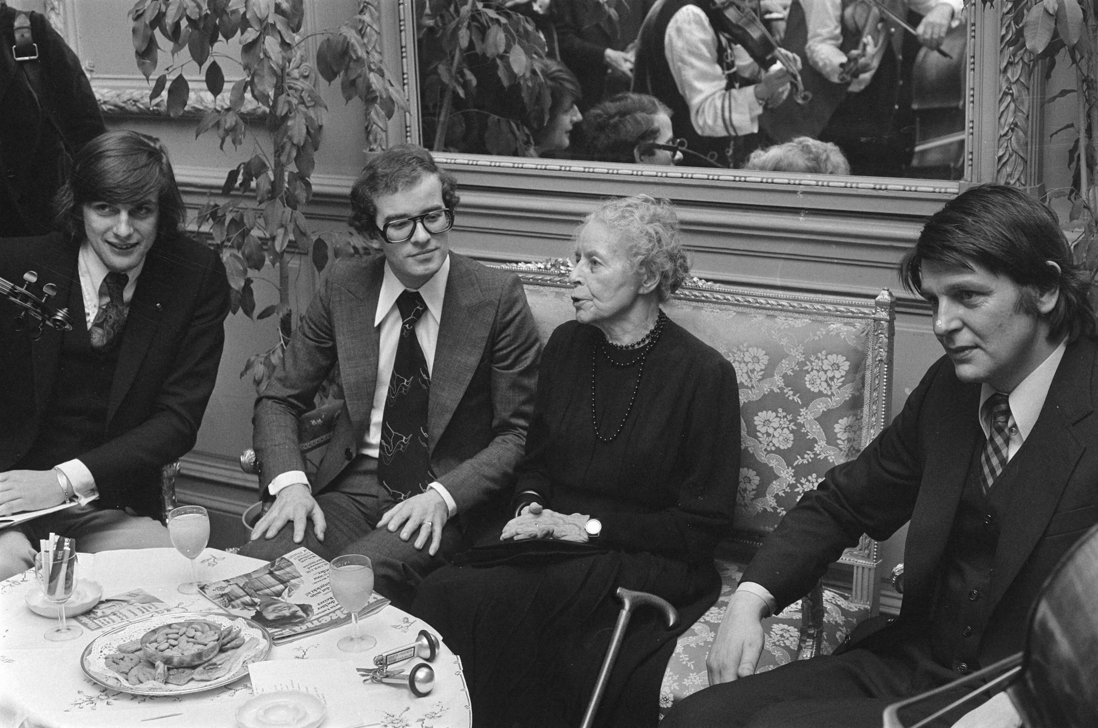 Fotocollectie Anefo — Nieuw weekbled "Weekend" in Den Haag geintroduceerd; v.l.n.r. Peter Muller , Lou Heyner (voorzitter Monarchistische Jongerenver.), aartshertogin von — Foto: Verhoeff, Bert / Anefo. Licentie: Set B: Rechtenvrij / Publiek Domein. Bron: Nationaal Archief. http://hdl.handle.net/10648/ac5e991c-d0b4-102d-bcf8-003048976d84