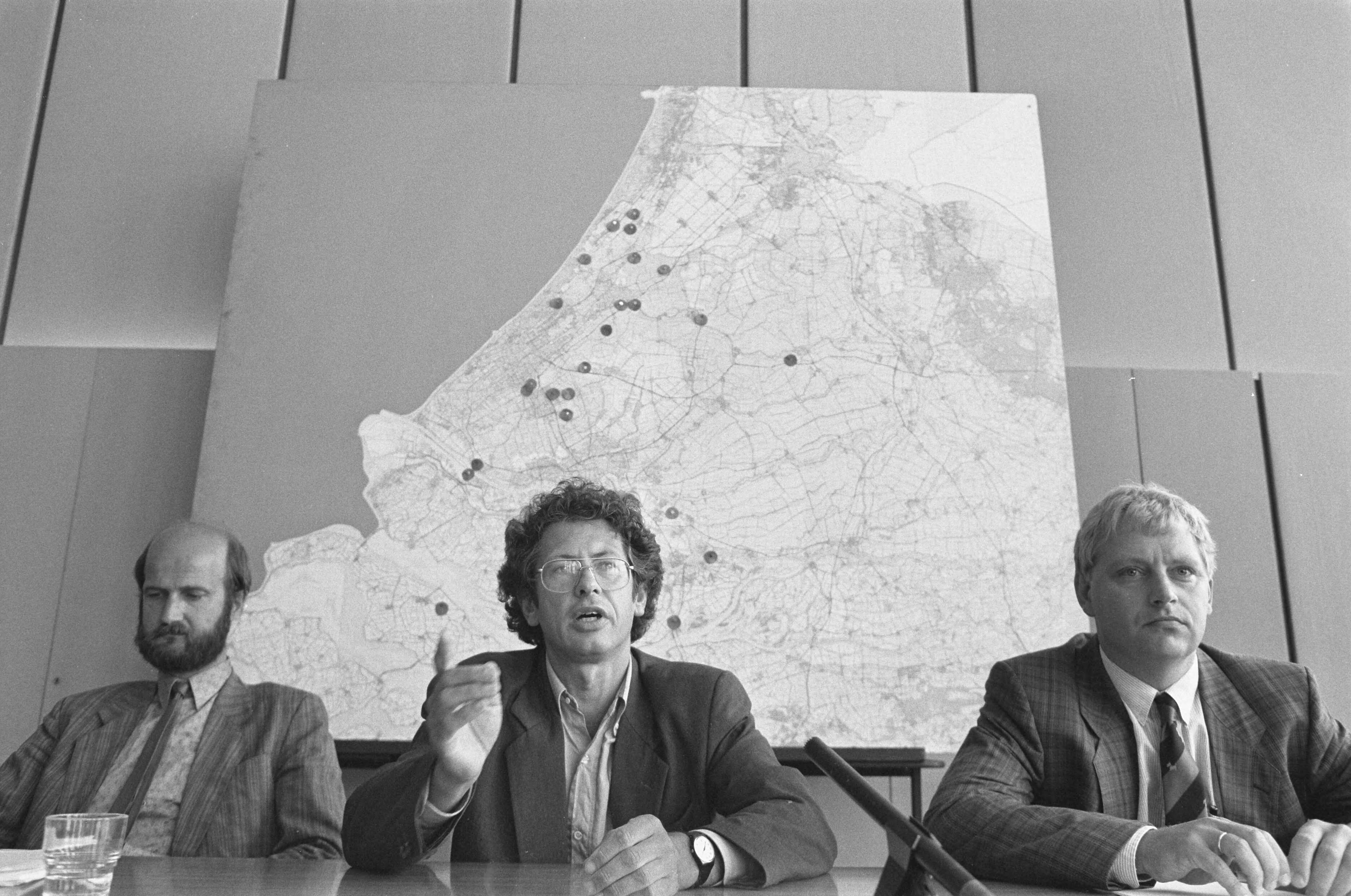 Fotocollectie Anefo — Persconferentie in Den Haag i.v.m. resultaten onderzoek naar gif op 24 vuilnisbelten in Zuid Holland milieuged. Van de Vlist (m) met deskundigen / — Foto: Croes, Rob C. / Anefo. Licentie: Set B: Rechtenvrij / Publiek Domein. Bron: Nationaal Archief. http://hdl.handle.net/10648/ad6c6e2e-d0b4-102d-bcf8-003048976d84
