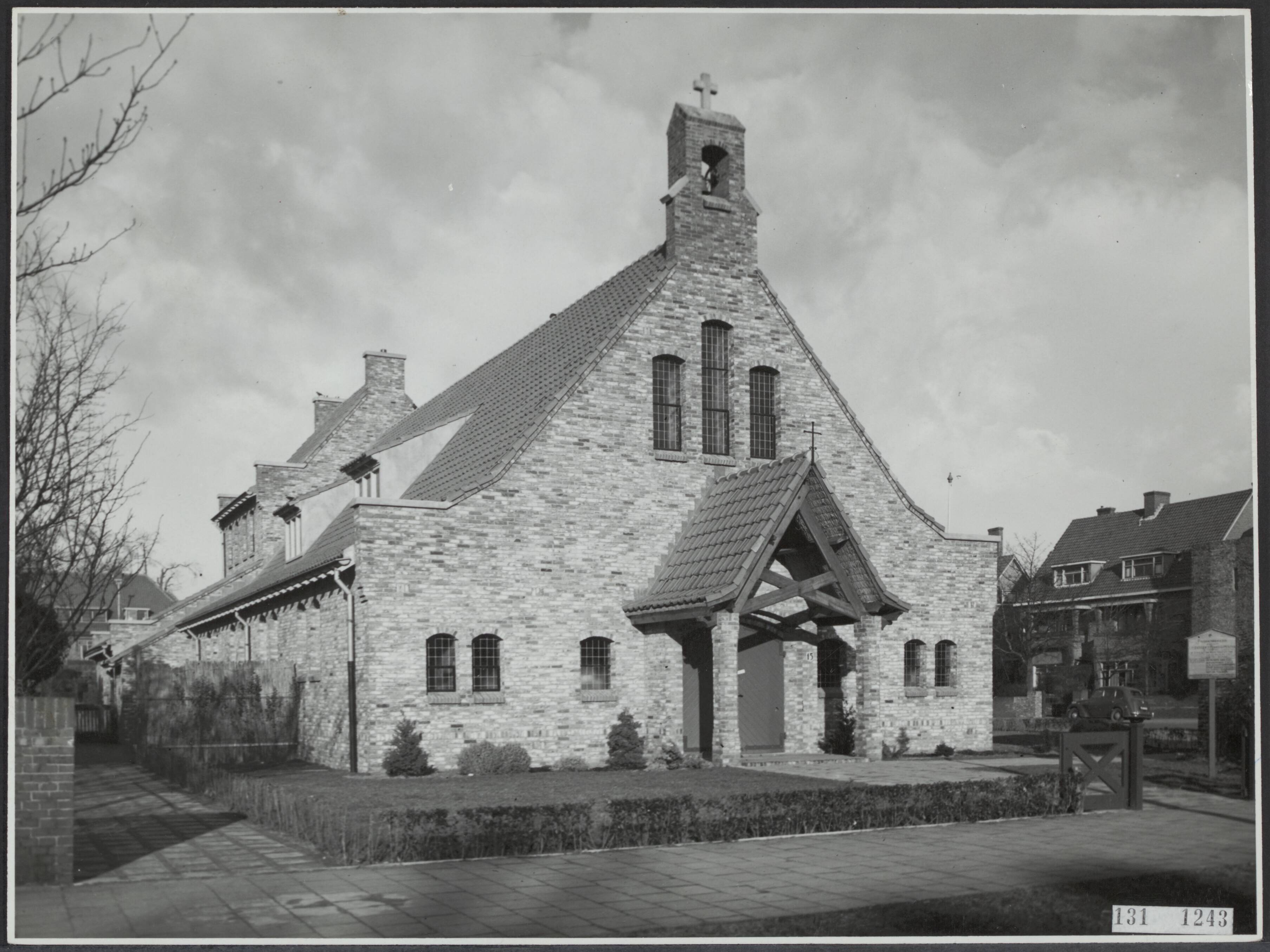 Fotocollectie Rijksvoorlichtingsdienst Eigen — Den Haag-Marlot, Bloklandplein. Ingangspartij van de kerk van het Onbevlekte Hart van Maria — Foto: Fotodienst Gemeente Den Haag. Licentie: Set B: Rechtenvrij / Publiek Domein. Bron: Nationaal Archief. http://hdl.handle.net/10648/af51e138-d0b4-102d-bcf8-003048976d84