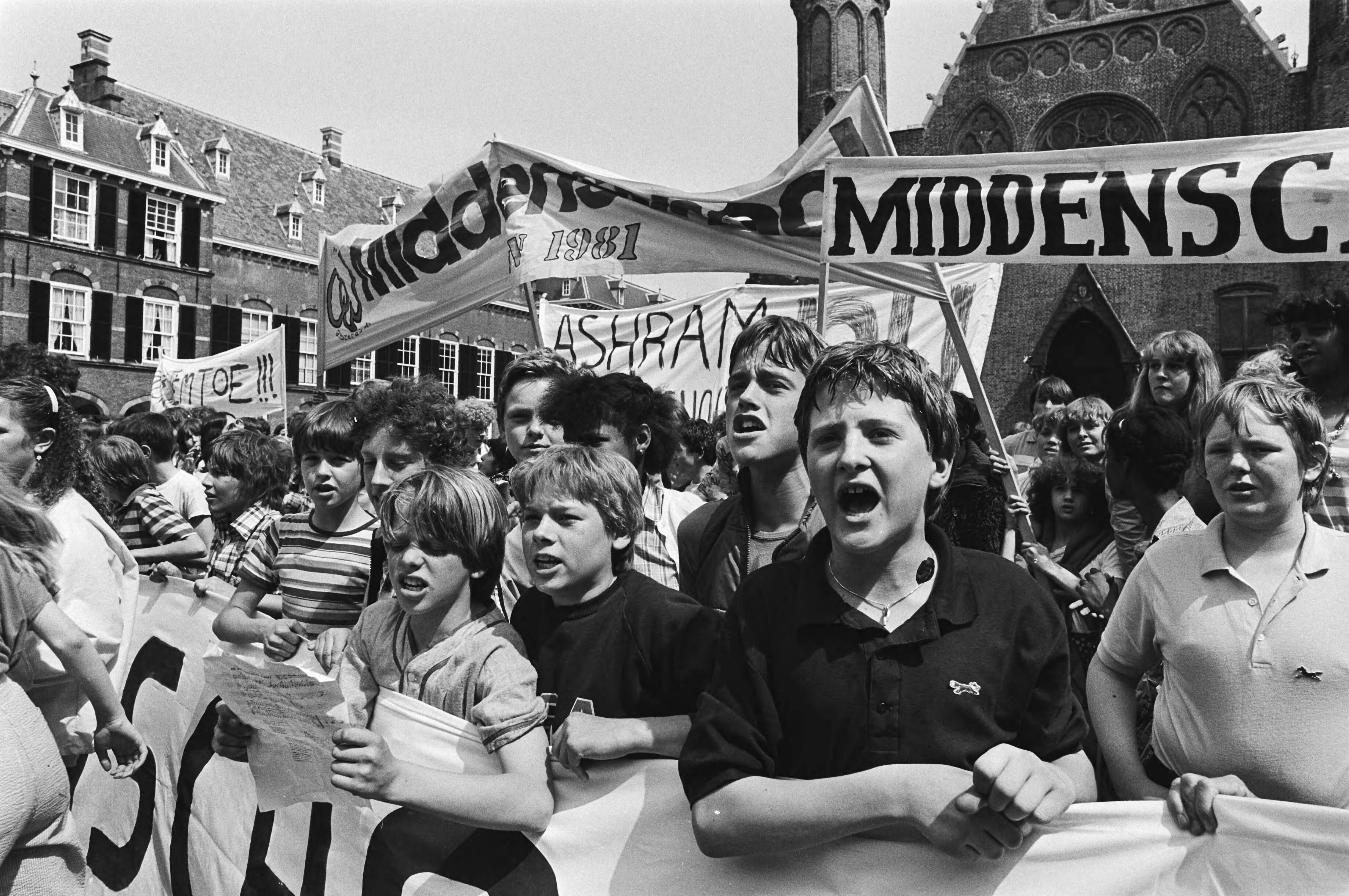 Fotocollectie Anefo — Demonstratie door leerlingen Middenschool op het Binnenhof in Den Haag — Foto: Antonisse, Marcel / Anefo. Licentie: Set B: Rechtenvrij / Publiek Domein. Bron: Nationaal Archief. http://hdl.handle.net/10648/acfb8b0a-d0b4-102d-bcf8-003048976d84