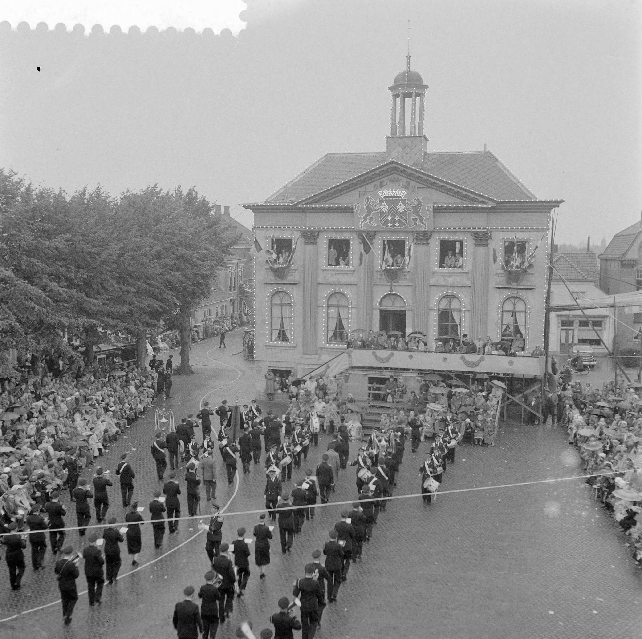 Fotocollectie Anefo — Bloemencorso te Zundert — Foto: Koch, Eric / Anefo. Licentie: Set B: Rechtenvrij / Publiek Domein. Bron: Nationaal Archief. http://hdl.handle.net/10648/a968d4ac-d0b4-102d-bcf8-003048976d84