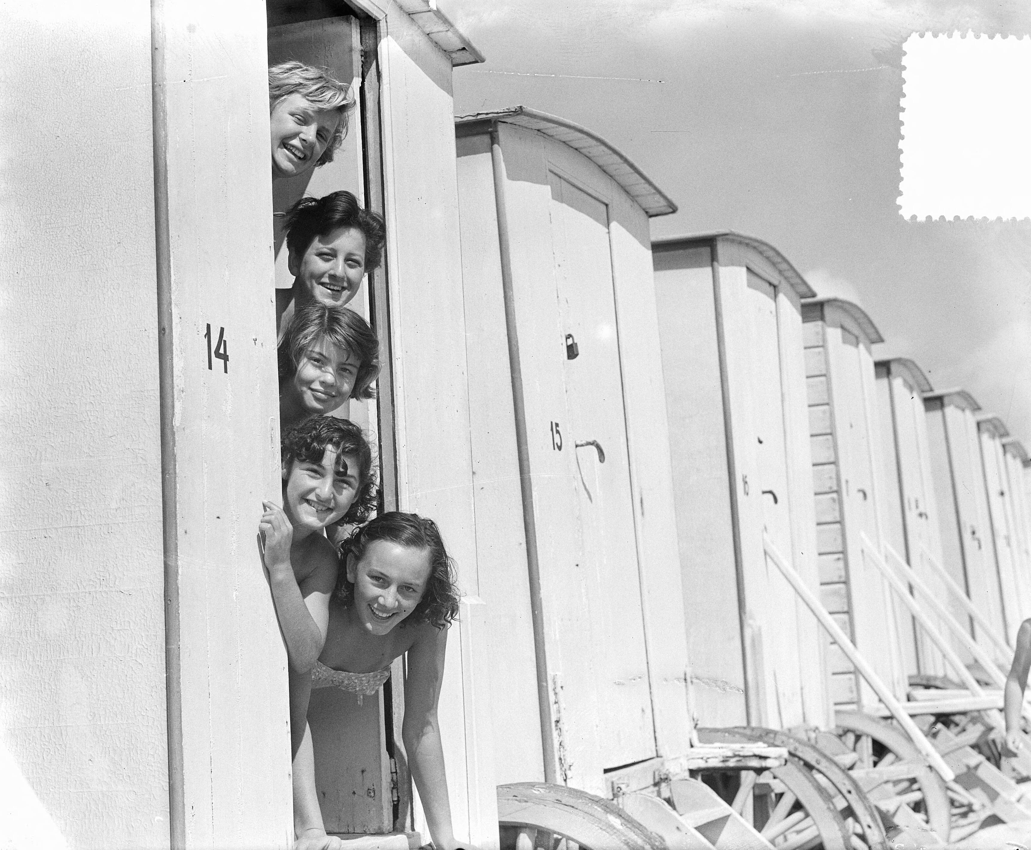 Fotocollectie Anefo — Strandplaatjes Zandvoort. Badschonen — Foto: Pot, Harry / Anefo. Licentie: Set B: Rechtenvrij / Publiek Domein. Bron: Nationaal Archief. http://hdl.handle.net/10648/a8fe4b78-d0b4-102d-bcf8-003048976d84