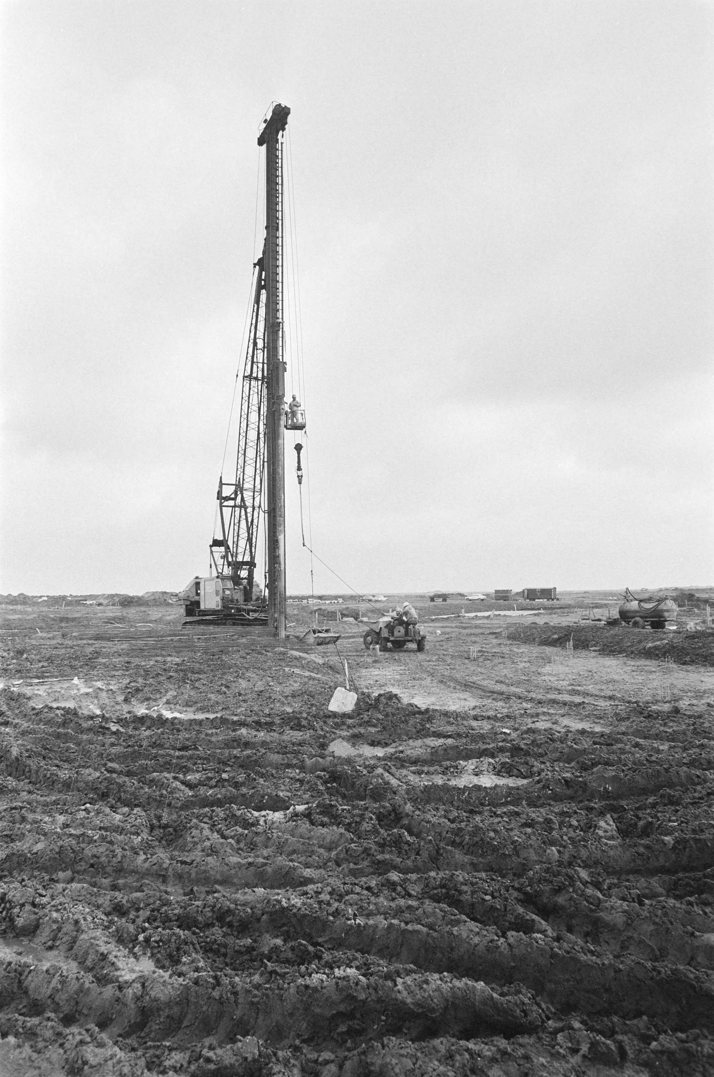 Fotocollectie Anefo — Bouw Almere in Zuid-Flevopolder; overzicht bouwwerkzaamheden — Foto: Mieremet, Rob / Anefo. Licentie: Set B: Rechtenvrij / Publiek Domein. Bron: Nationaal Archief. http://hdl.handle.net/10648/ac7a56a2-d0b4-102d-bcf8-003048976d84