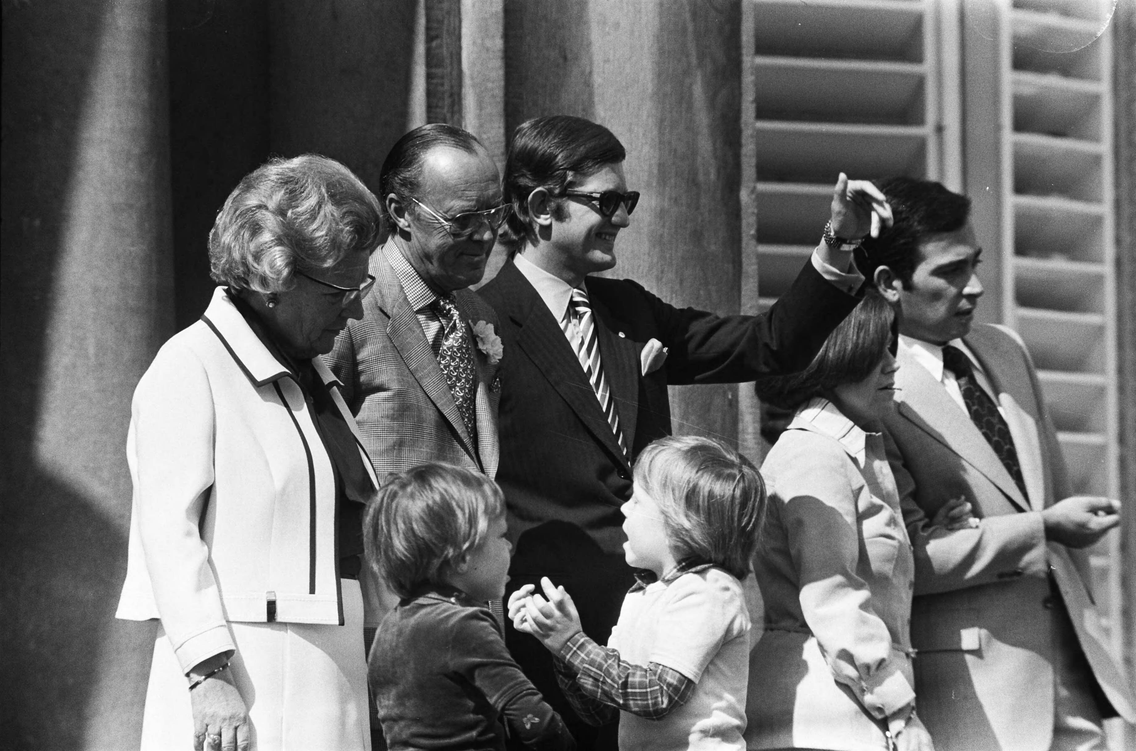 Defilé Paleis Soestdijk — Leden van de koninklijke familie op het bordes — Foto: Verhoeff, Bert / Anefo. Licentie: Set B: Rechtenvrij / Publiek Domein. Bron: Nationaal Archief. http://hdl.handle.net/10648/ac67adf4-d0b4-102d-bcf8-003048976d84