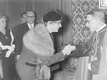 Fotocollectie Anefo — Afscheidsreceptie van de apostolische internuntius kardinaal mgr. P. Giobbe in Den Haag. Minister Marga Klompé neemt afscheid — Foto: Noske, J.D. / Anefo. Licentie: Set B: Rechtenvrij / Publiek Domein. Bron: Nationaal Archief. http://hdl.handle.net/10648/a9898396-d0b4-102d-bcf8-003048976d84