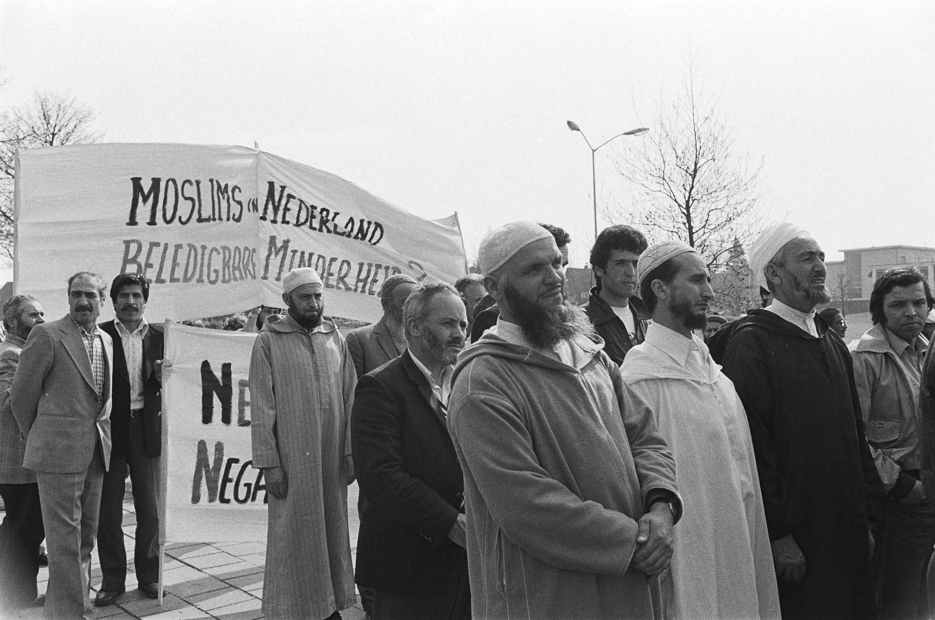 Fotocollectie Anefo — Moslims demonstreren voor het gebouw van de NOS tegen eventueel uitzenden van de film "De dood van een Prinses" — Foto: Suyk, Koen / Anefo. Licentie: Set B: Rechtenvrij / Publiek Domein. Bron: Nationaal Archief. http://hdl.handle.net/10648/acde18c2-d0b4-102d-bcf8-003048976d84