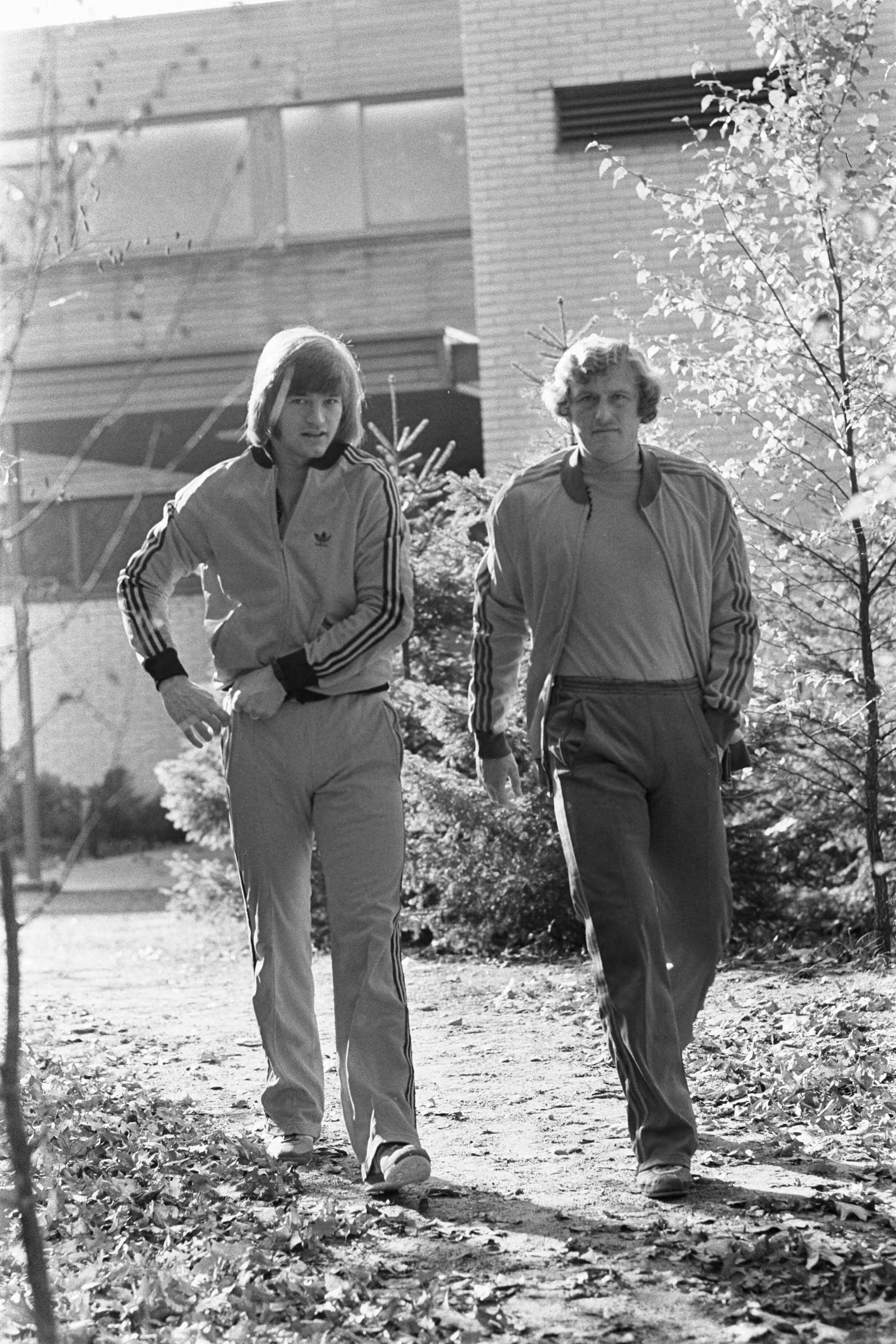 Fotocollectie Anefo — Selectie Nederlands elftal in Zeist bijeen; Wim Jansen en Jan Peters in Zeist — Foto: Suyk, Koen / Anefo. Licentie: Set B: Rechtenvrij / Publiek Domein. Bron: Nationaal Archief. http://hdl.handle.net/10648/aca5079e-d0b4-102d-bcf8-003048976d84