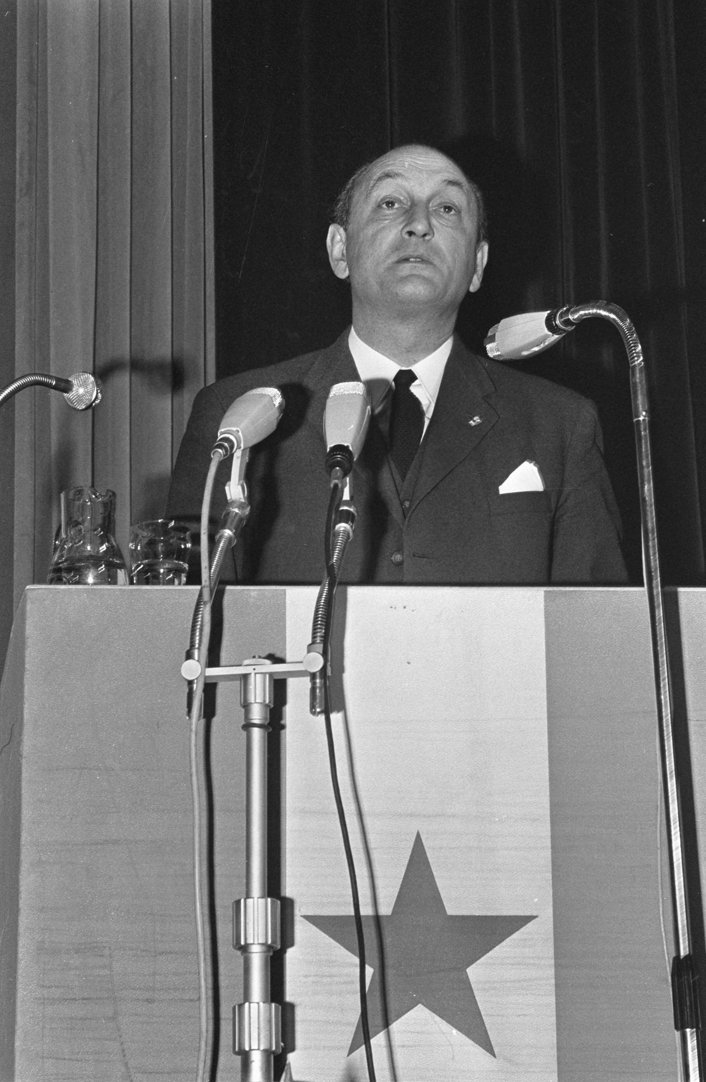 Fotocollectie Anefo — VVD-jaarvergadering te Maastricht. Mr. Toxopeus tijdens openingsrede — Foto: Nijs, Jac. de / Anefo. Licentie: Set B: Rechtenvrij / Publiek Domein. Bron: Nationaal Archief. http://hdl.handle.net/10648/ab3bff7a-d0b4-102d-bcf8-003048976d84