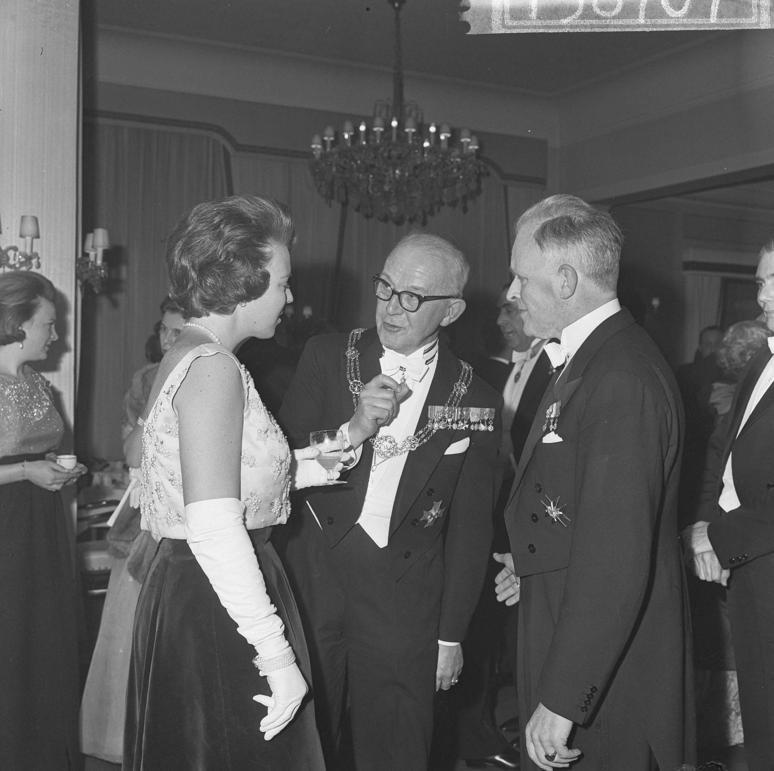 Fotocollectie Anefo — Prinses Beatrix en prinses Irene hebben in het Kurhaus te Scheveningen een galaconcert ter herdenking 150-jarig Koninkrijk bijgewoond. Burgemeester Kolfschoten stelde in de pauze enkele leden van het Residentie Orkest voor, waaronder dirigent Van Otterlo — Foto: Fotograaf Onbekend / Anefo. Licentie: Set B: Rechtenvrij / Publiek Domein. Bron: Nationaal Archief. http://hdl.handle.net/10648/afcef434-d0b4-102d-bcf8-003048976d84