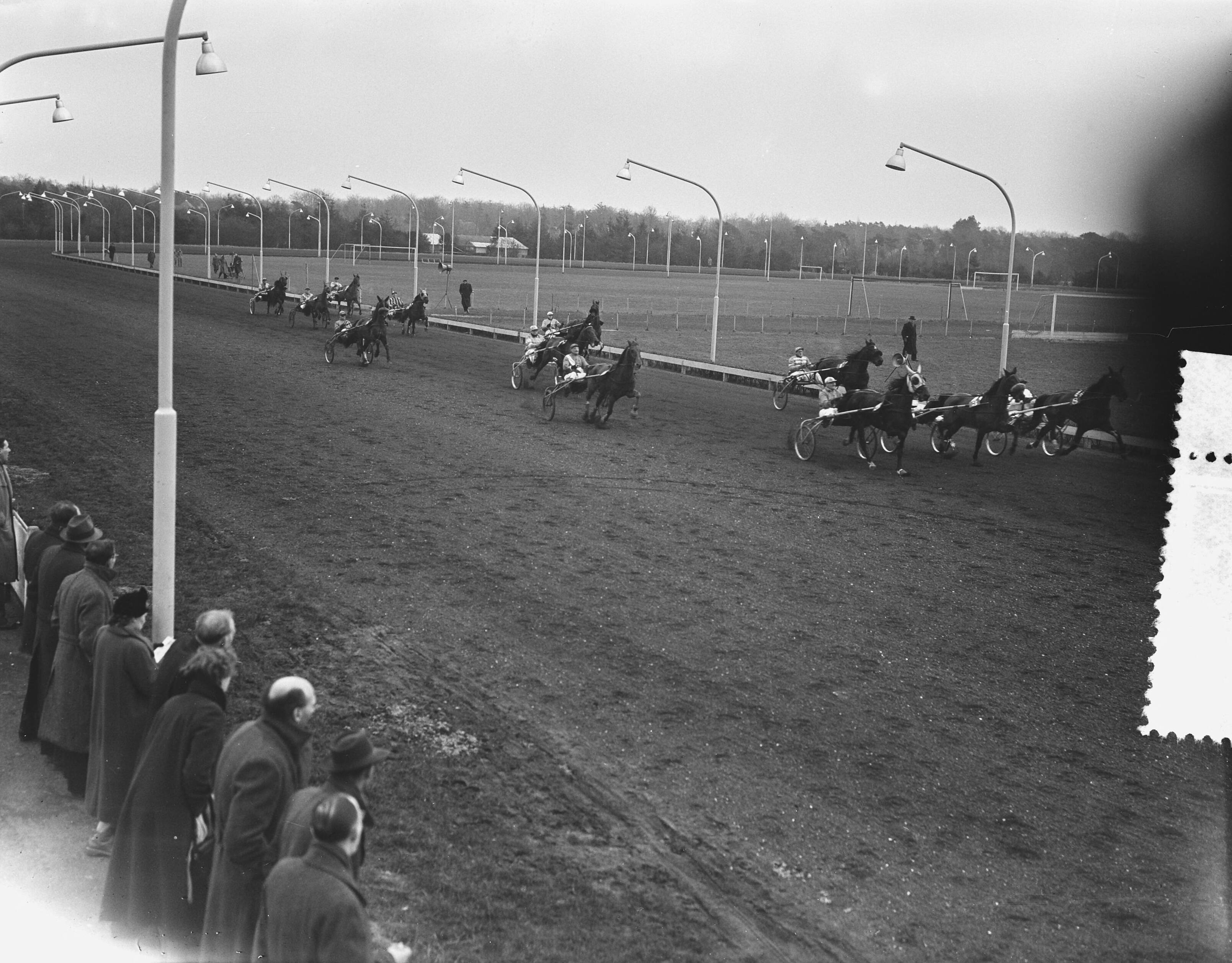 Fotocollectie Anefo — Draverijen te Hilversum, Pikeur Geersen won 4 koersen — Foto: Bilsen, Joop van / Anefo. Licentie: Set B: Rechtenvrij / Publiek Domein. Bron: Nationaal Archief. http://hdl.handle.net/10648/a92f1640-d0b4-102d-bcf8-003048976d84