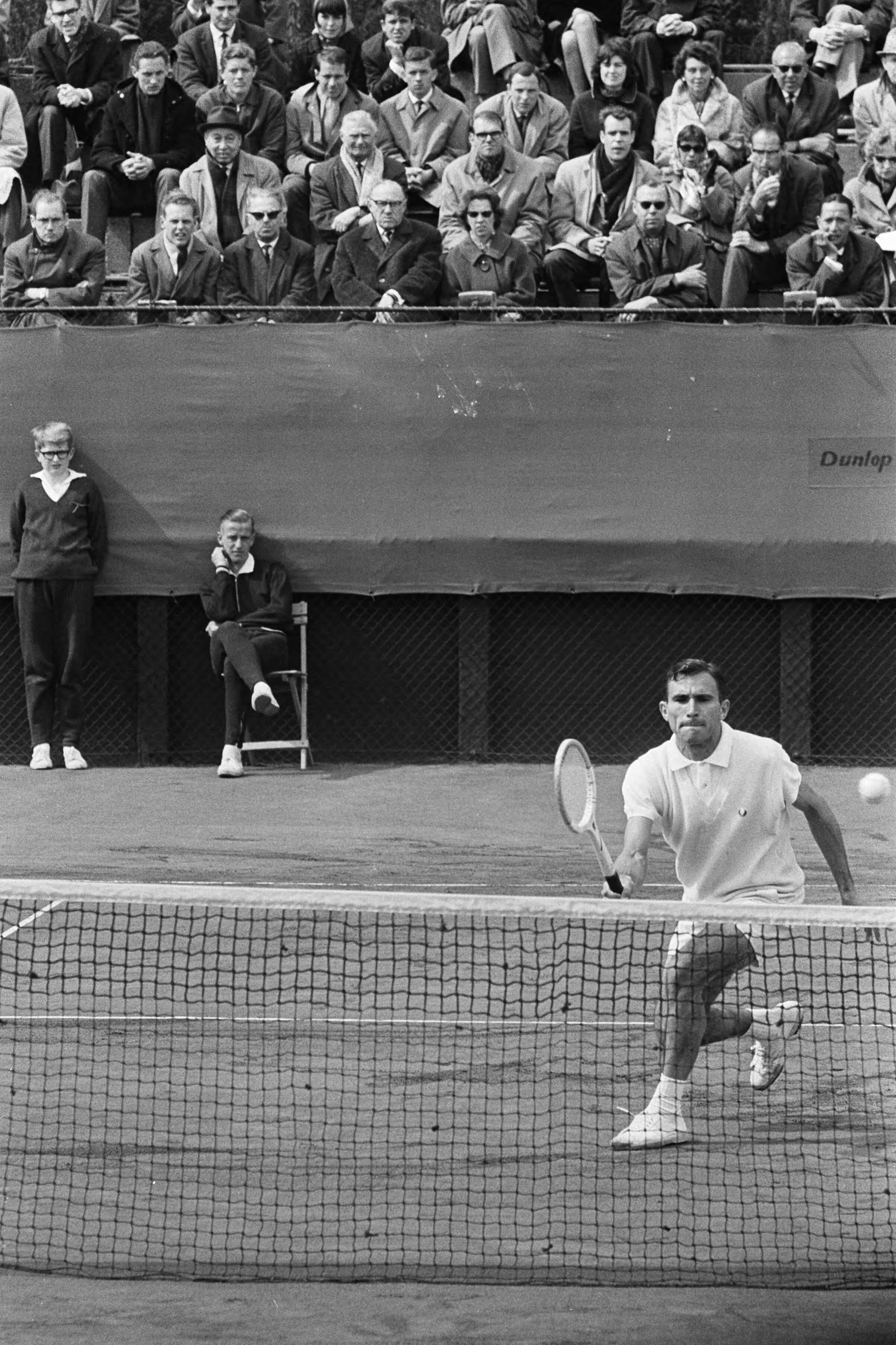 Fotocollectie Anefo — Tennis. Davis Cup. Nederland tegen Hongarije, Tom Okker tegen Istvan Gulyas. Istvan Gulyas (Tom Okker verloor in 3 sets met 3-6, 1-6 en 3-6) — Foto: Pot, Harry / Anefo. Licentie: Set B: Rechtenvrij / Publiek Domein. Bron: Nationaal Archief. http://hdl.handle.net/10648/aa672c6e-d0b4-102d-bcf8-003048976d84