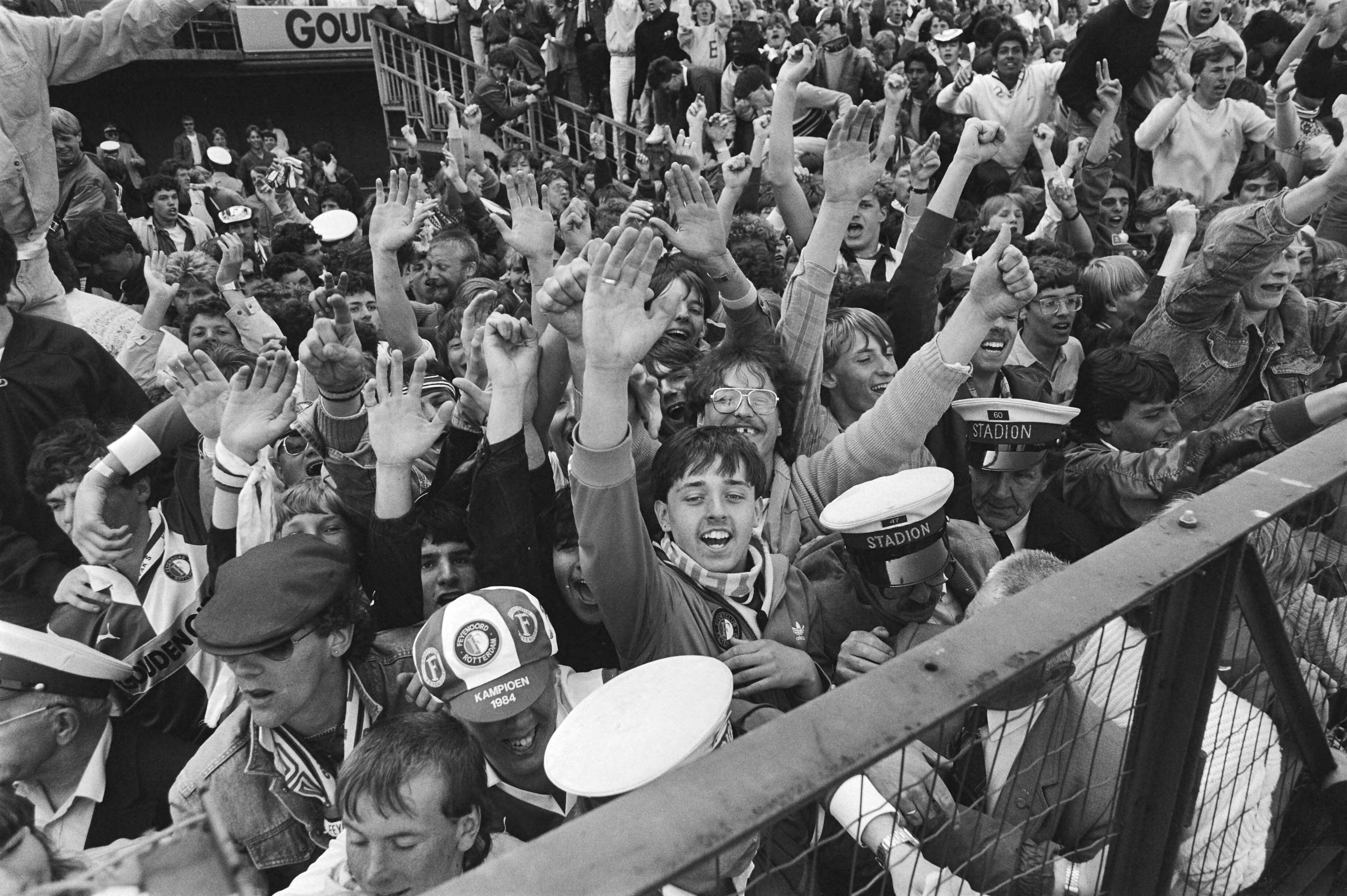 Fotocollectie Anefo — Feyenoord tegen Utrecht 3-0; Feyenoord officieus kampioen juichende supporters — Foto: Antonisse, Marcel / Anefo. Licentie: Set B: Rechtenvrij / Publiek Domein. Bron: Nationaal Archief. http://hdl.handle.net/10648/ad37f928-d0b4-102d-bcf8-003048976d84