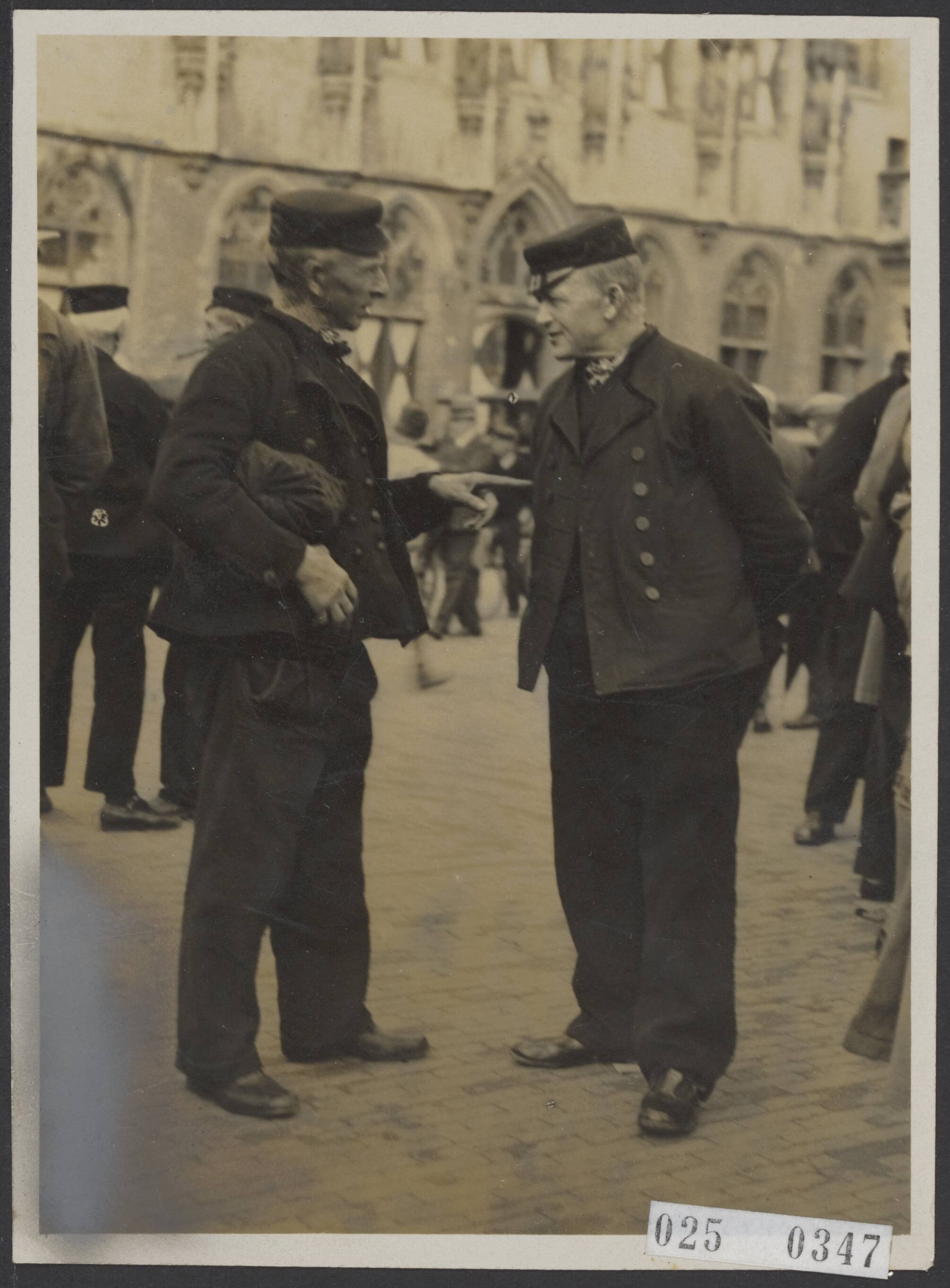 Fotocollectie Elsevier Binnenland — Twee Zeeuwse boeren in gesprek tijdens marktdag in Middelburg — Foto: Onbekend / Publiek Domein of Rechtenvrij. Licentie: Set B: Rechtenvrij / Publiek Domein. Bron: Nationaal Archief. http://hdl.handle.net/10648/adda45b6-d0b4-102d-bcf8-003048976d84