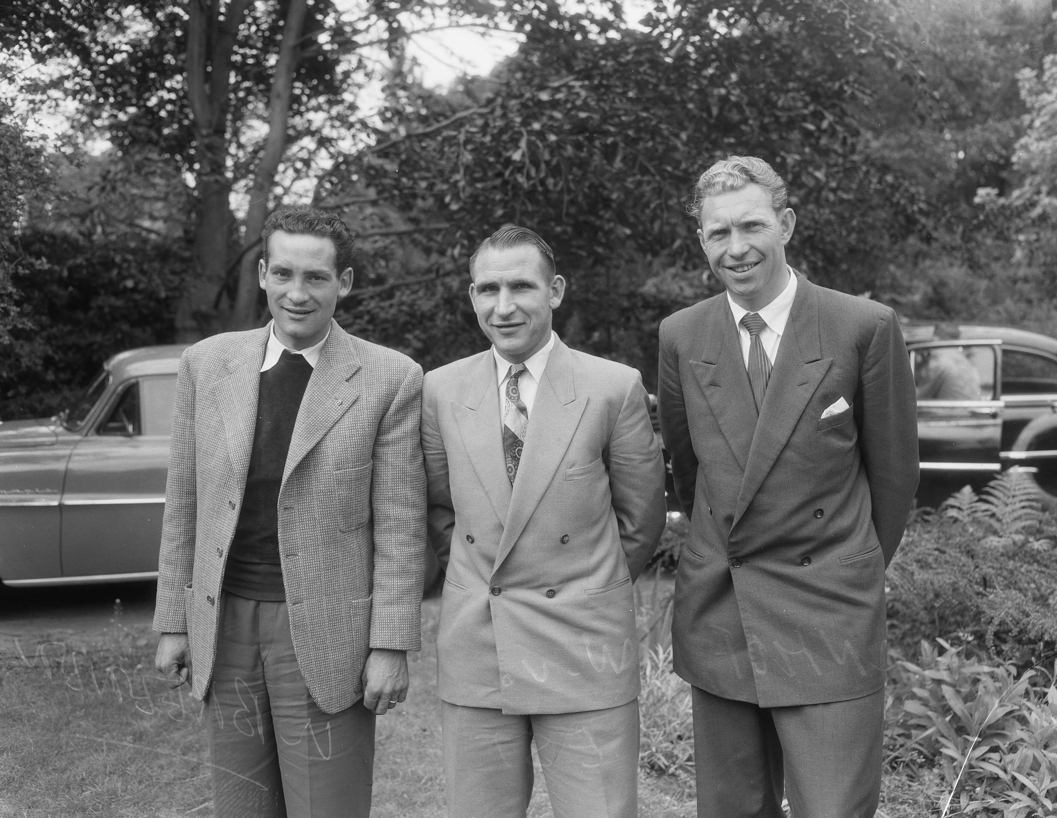 Ondertekening van contracten van Tour de France ploeg ten huize van Cees Pellenaars te Breda — Ondertekening van contracten van Tour de France ploeg ten huize van Cees Pellenaars te Breda, Vlnr. Hein van Breenen, Wim van Est, Henk Faanhof — Foto: Duinen, G.W. van / Anefo. Licentie: Set B: Rechtenvrij / Publiek Domein. Bron: Nationaal Archief. http://hdl.handle.net/10648/a924ae94-d0b4-102d-bcf8-003048976d84
