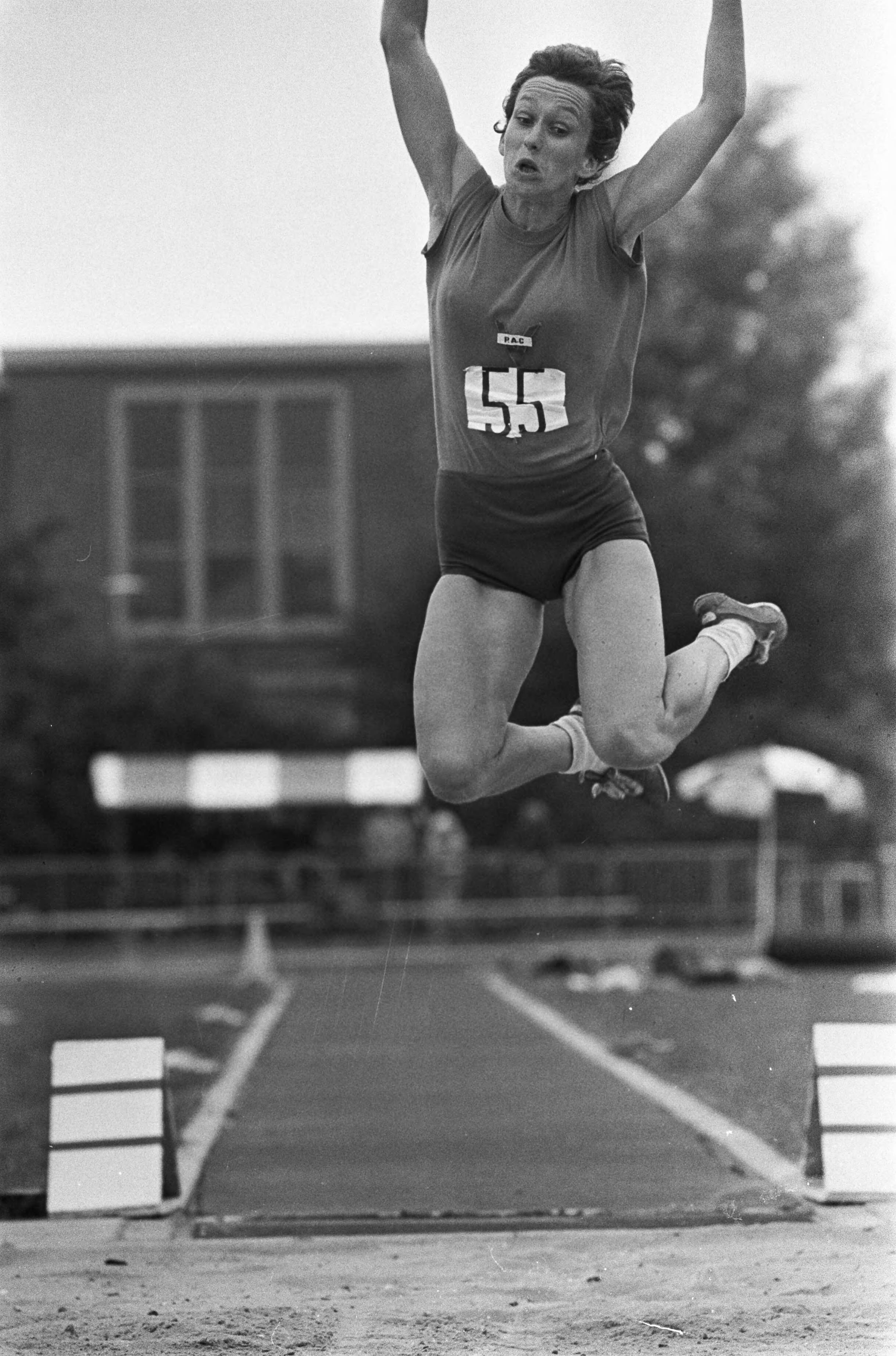 Fotocollectie Anefo — Nederlandse Atletiekkampioenschappen te Den Haag , Ella Hoogendoorn in aktie (verspringen) — Foto: Punt, W. / Anefo. Licentie: Set B: Rechtenvrij / Publiek Domein. Bron: Nationaal Archief. http://hdl.handle.net/10648/ac31a4fc-d0b4-102d-bcf8-003048976d84