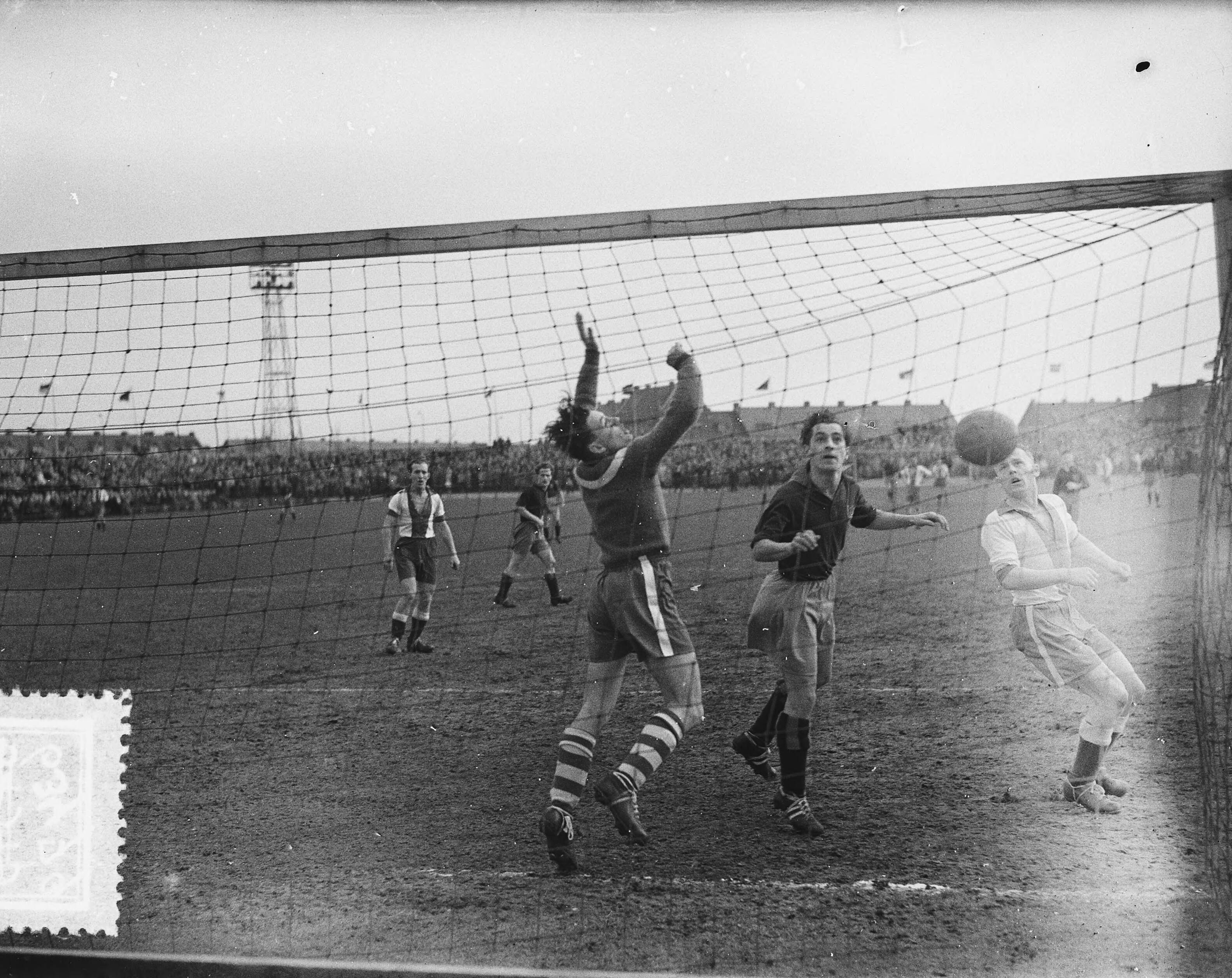 Fotocollectie Anefo — Voetbal. Haarlem tegen Elinkwijk 2-1. Spelmoment — Foto: Rossem, Wim van / Anefo. Licentie: Set B: Rechtenvrij / Publiek Domein. Bron: Nationaal Archief. http://hdl.handle.net/10648/a91e742a-d0b4-102d-bcf8-003048976d84