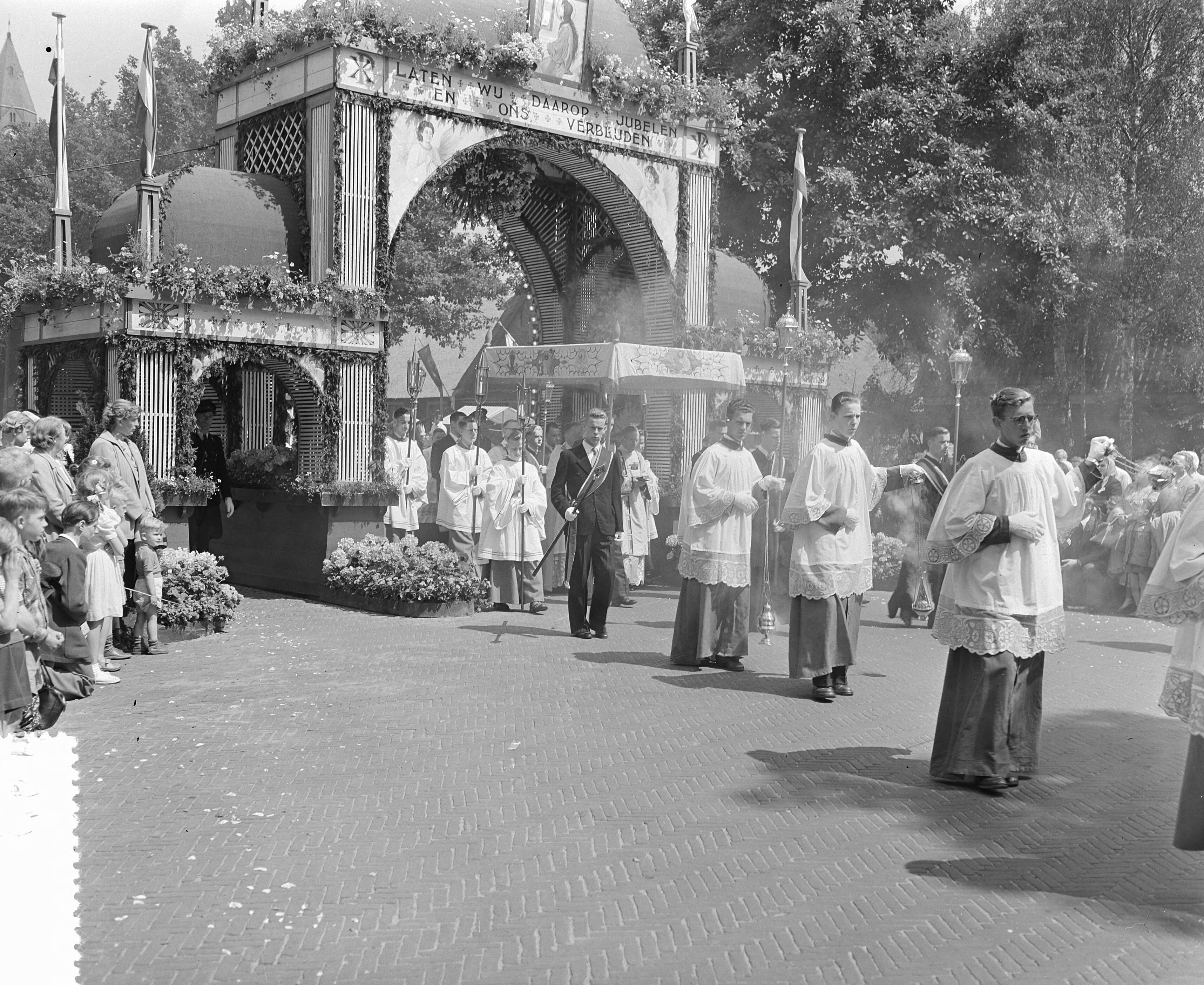Fotocollectie Anefo — St. Jansprocessie te Laren (N.H.) — Foto: Rossem, Wim van / Anefo. Licentie: Set B: Rechtenvrij / Publiek Domein. Bron: Nationaal Archief. http://hdl.handle.net/10648/a924459e-d0b4-102d-bcf8-003048976d84