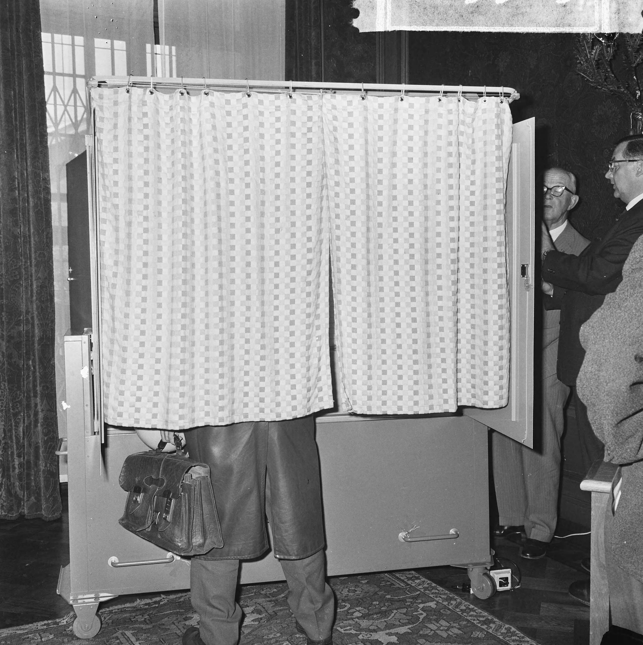 Fotocollectie Anefo — Machinaal proefstemmen in Den Haag , een van de proefstemmers in actie — Foto: Pot, Harry / Anefo. Licentie: Set B: Rechtenvrij / Publiek Domein. Bron: Nationaal Archief. http://hdl.handle.net/10648/aa6d5e5e-d0b4-102d-bcf8-003048976d84