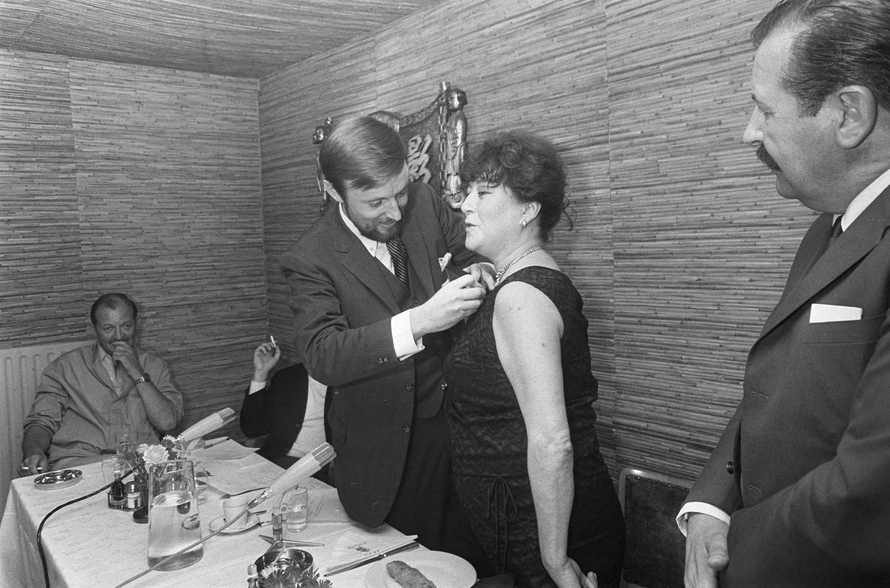 Fotocollectie Anefo — Kring van losse NOS-medewerkers heeft Gouden Transistor-prijs uitgereikt in Scheveningen: Hetty Berger krijgt prijs van Hans Zoet (voorz. jury); Gouden transistor — Foto: Evers, Joost / Anefo. Licentie: Set B: Rechtenvrij / Publiek Domein. Bron: Nationaal Archief. http://hdl.handle.net/10648/ab760bac-d0b4-102d-bcf8-003048976d84