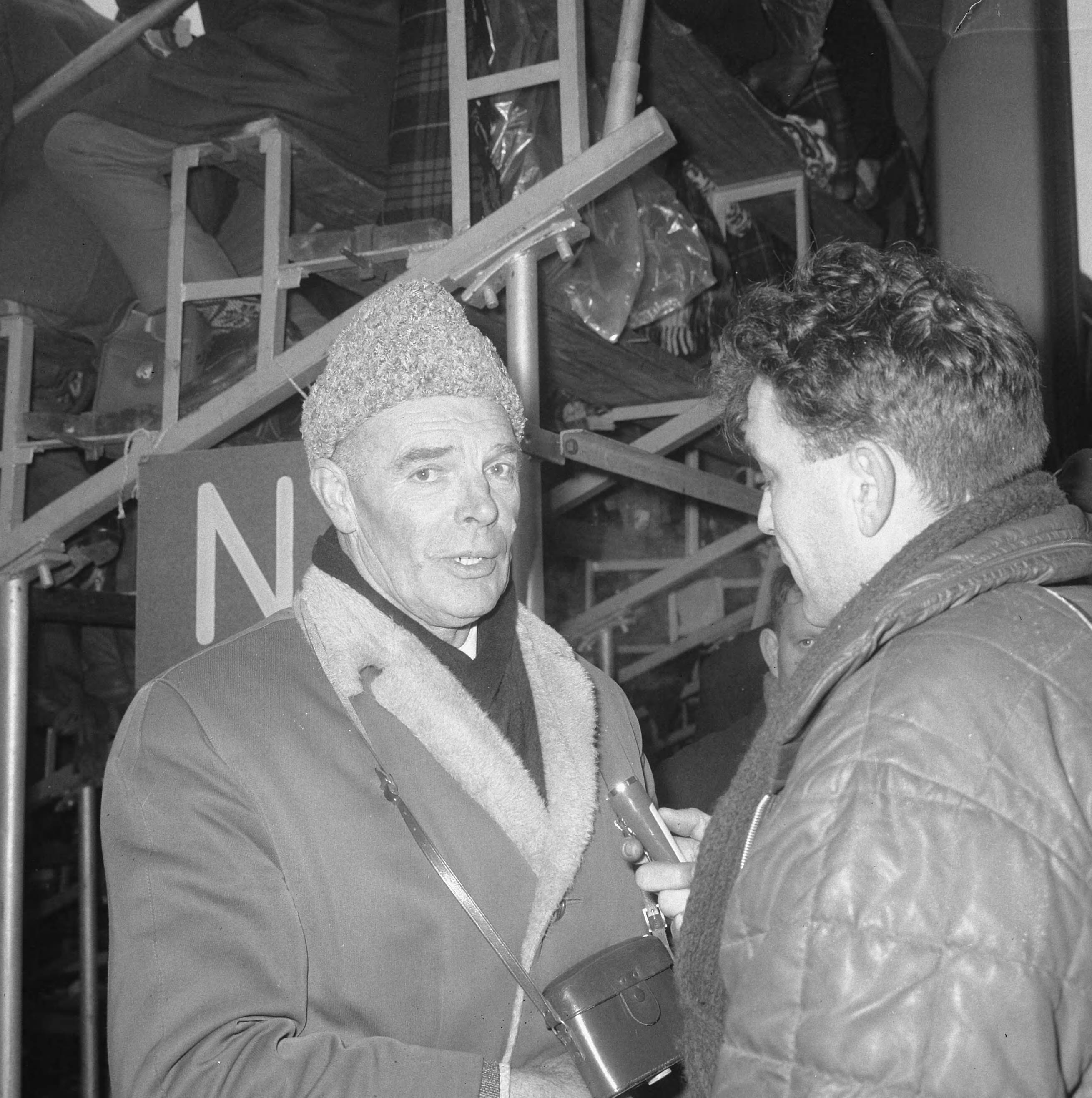 Fotocollectie Anefo — Europese Schaatskampioenschappen te Deventer, Klaas Schenk — Foto: Nijs, Jac. de / Anefo. Licentie: Set B: Rechtenvrij / Publiek Domein. Bron: Nationaal Archief. http://hdl.handle.net/10648/aad82f68-d0b4-102d-bcf8-003048976d84